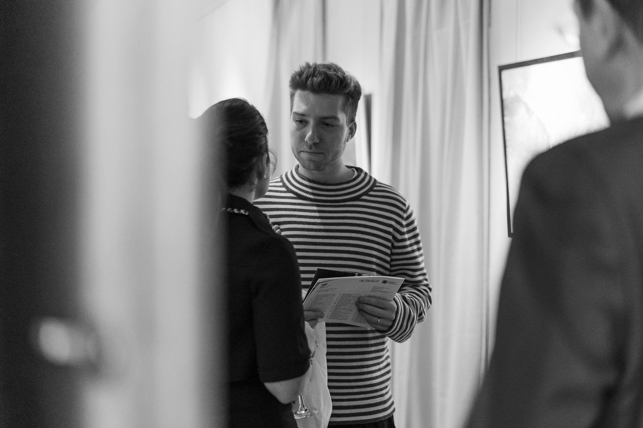 Съёмка открытия вытсавки художника Ильи Даньшина. Лиза Фирстова — самый добрый фотограф