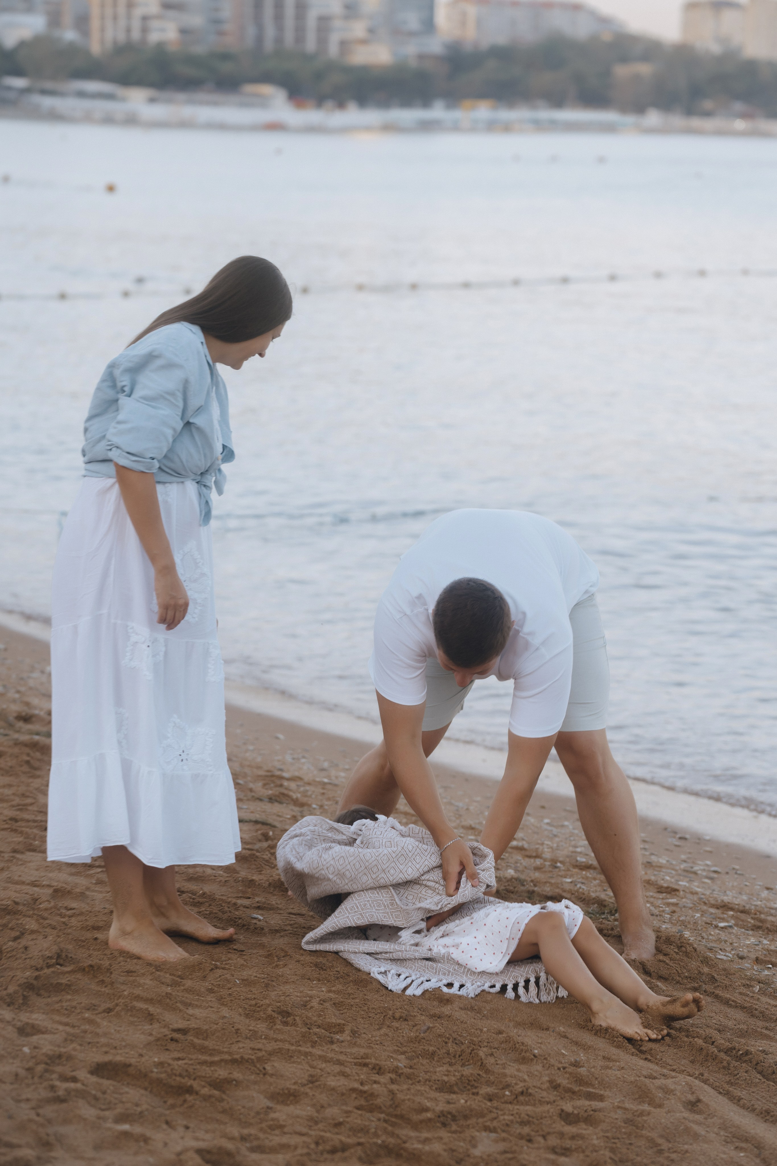 Анапские традиции: семья лепит гигантскую песчаную черепаху с детальным панцирем, фотограф Анапа