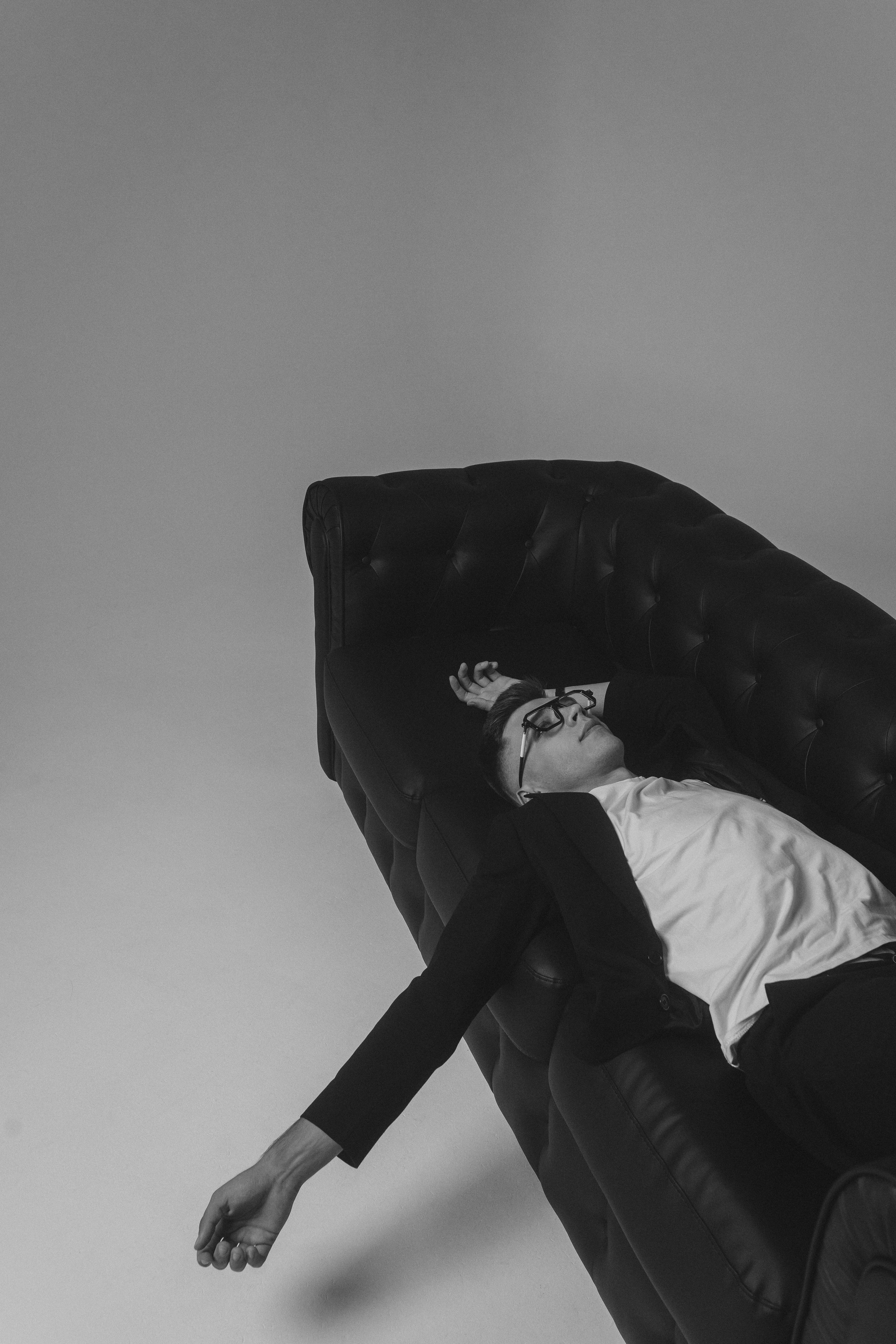 Портрет ведущего с естественным светом – работа фотографа в Анапе  