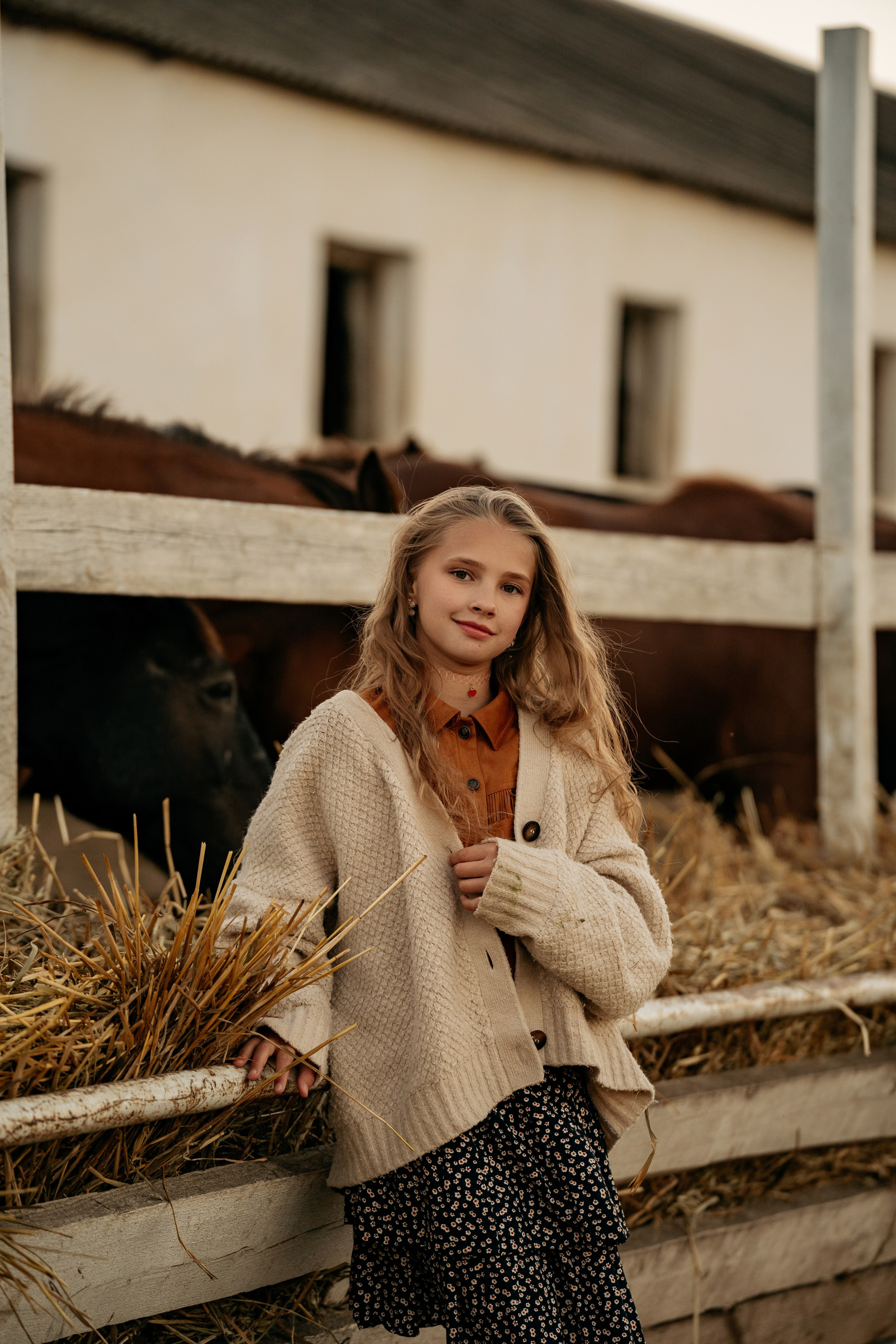 Нежная семейная фотосессия в Анапе: мама помогает дочери погладить лошадь. Фотограф Анапа.