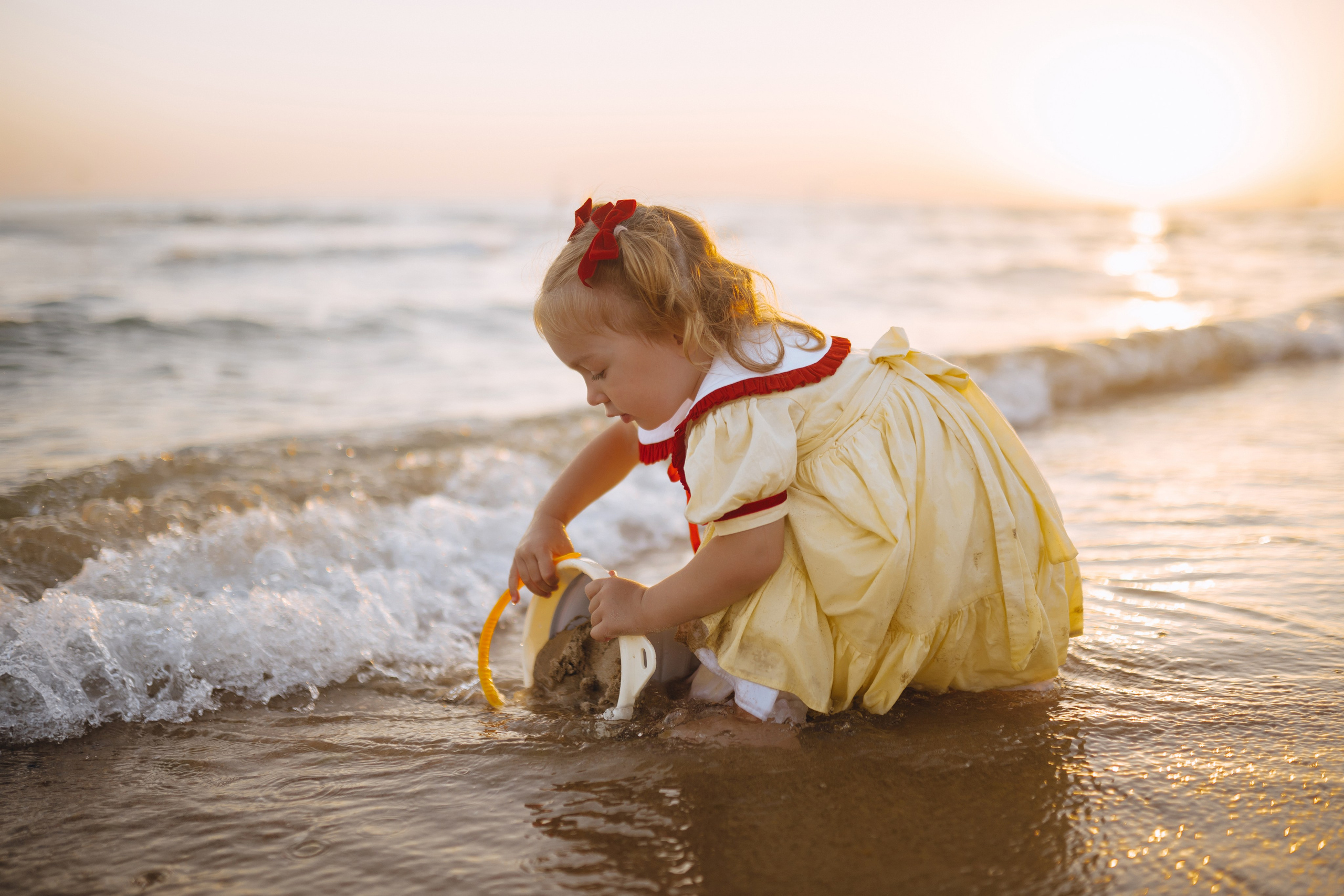 Семейный портрет на фоне волн Голубицкой — атмосферные кадры, фотограф Голубицкая