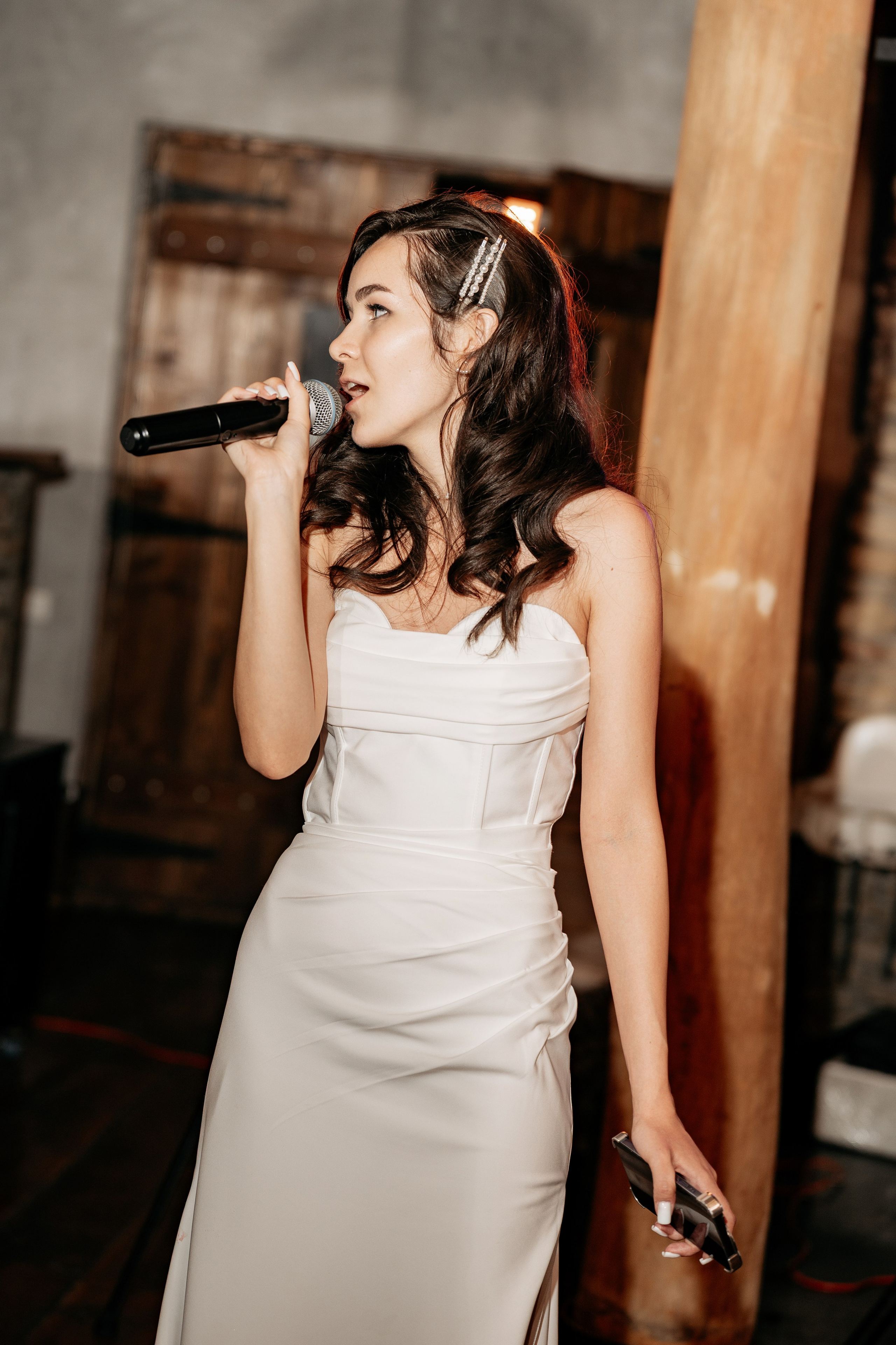 Свадебная фотография на банкете — Трогательная песня невесты. Энергия и радость.