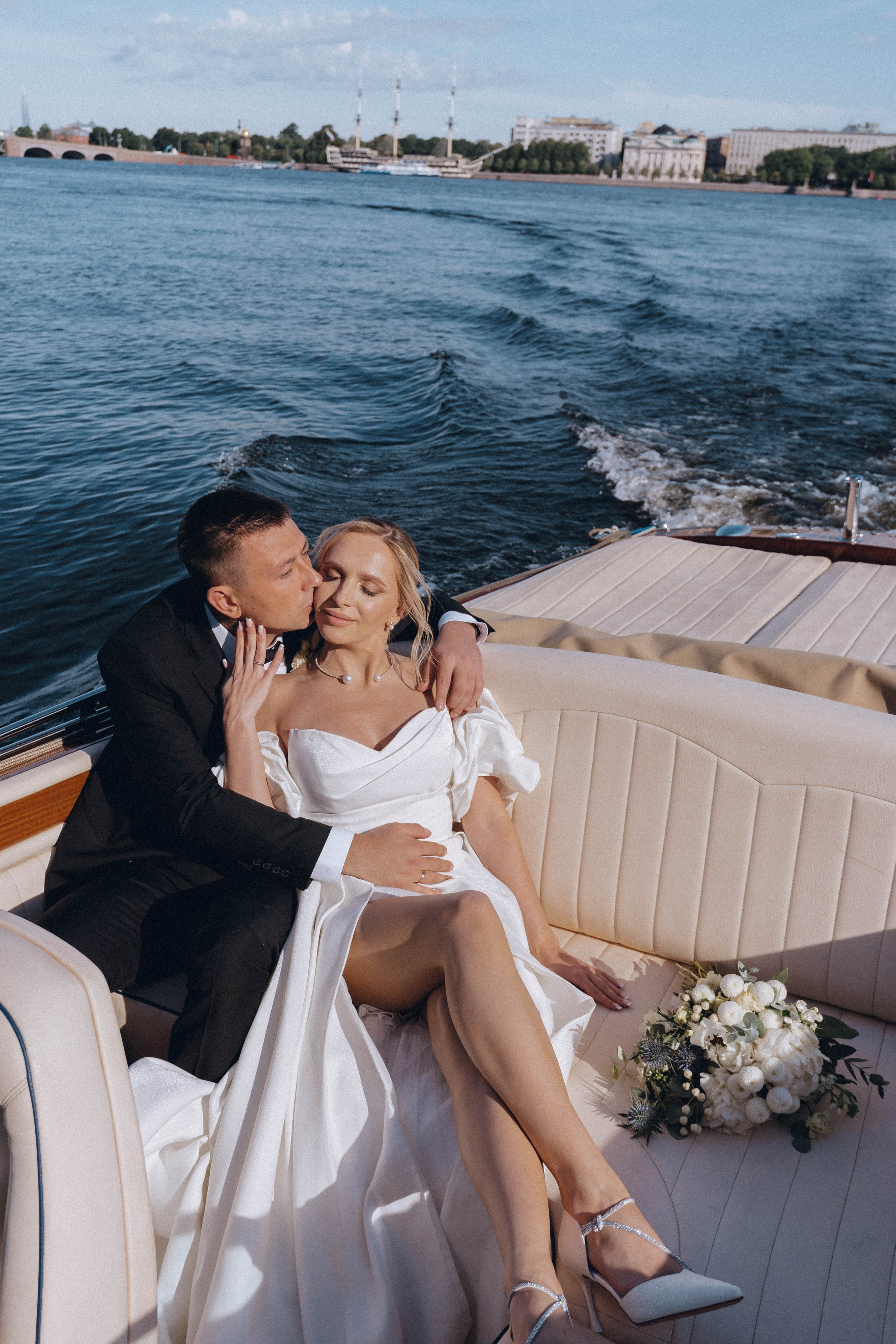СВАДЕНБНАЯ СЬЕМКА НА КАТЕРЕ ПО КАНАЛАМ САНКТ-ПЕТЕРБУРГА И В АКВАТОРИИ НЕВЫ. Профессиональный фотограф, Санкт-Петербург — Виктория Богомолова