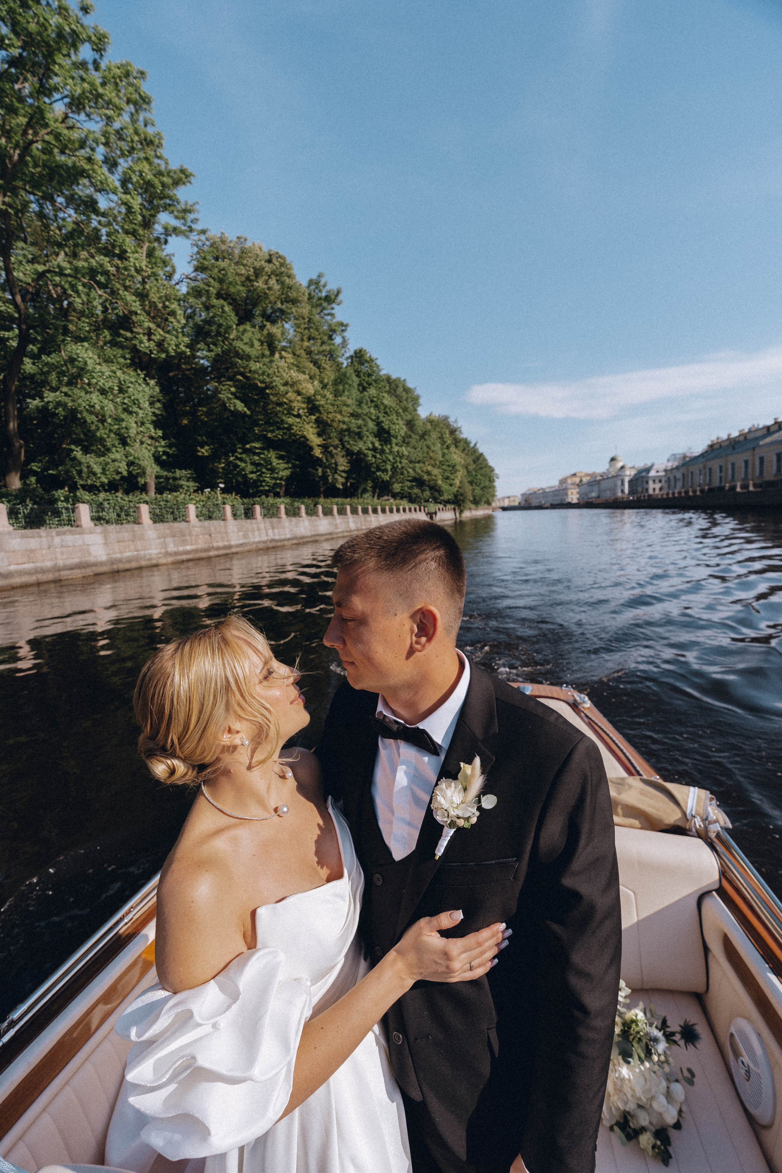 СВАДЕНБНАЯ СЬЕМКА НА КАТЕРЕ ПО КАНАЛАМ САНКТ-ПЕТЕРБУРГА И В АКВАТОРИИ НЕВЫ. Профессиональный фотограф, Санкт-Петербург — Виктория Богомолова