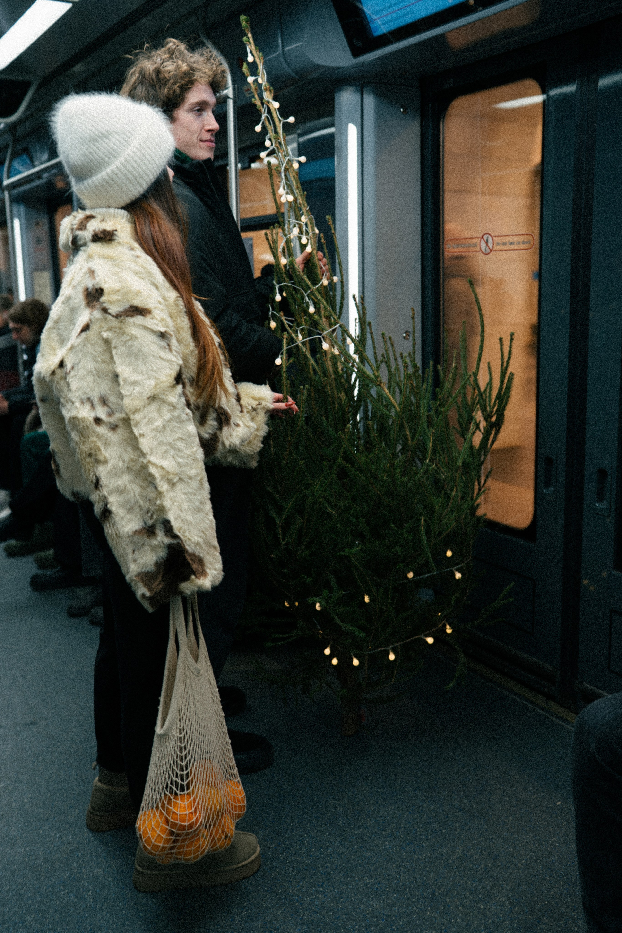 НОВОГОДНЯЯ ПРОГУЛКА ПАРЫ ПО ЧЕРНЫШЕВСКОЙ ПЕРЕД НОВЫМ ГОДОМ. Профессиональный фотограф, Санкт-Петербург — Виктория Богомолова