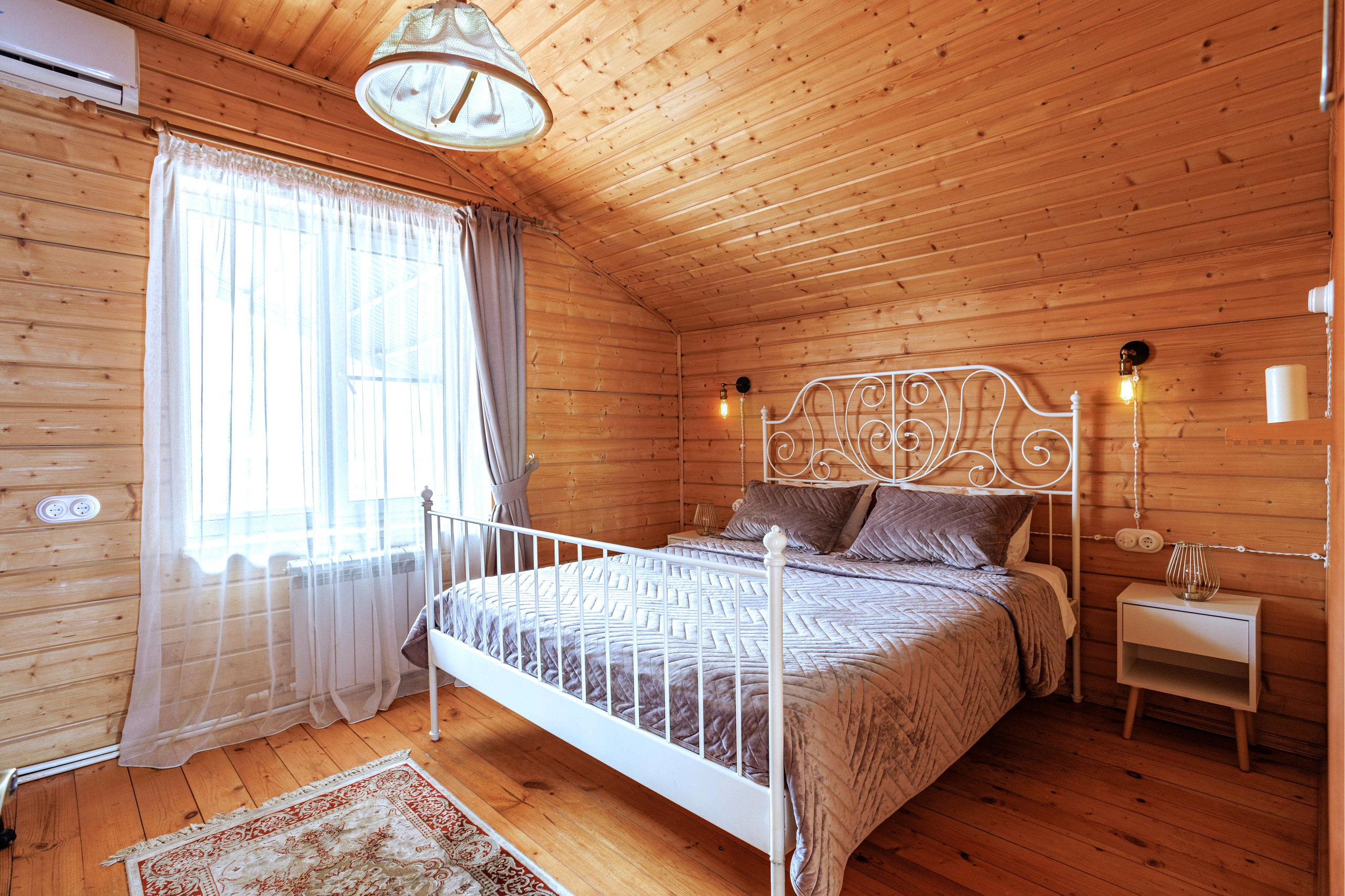 Я интерьерный фотограф . Опыт работы более 10 лет. Занимаюсь фотосъёмкой любых видов недвижимости и коммерческих помещений