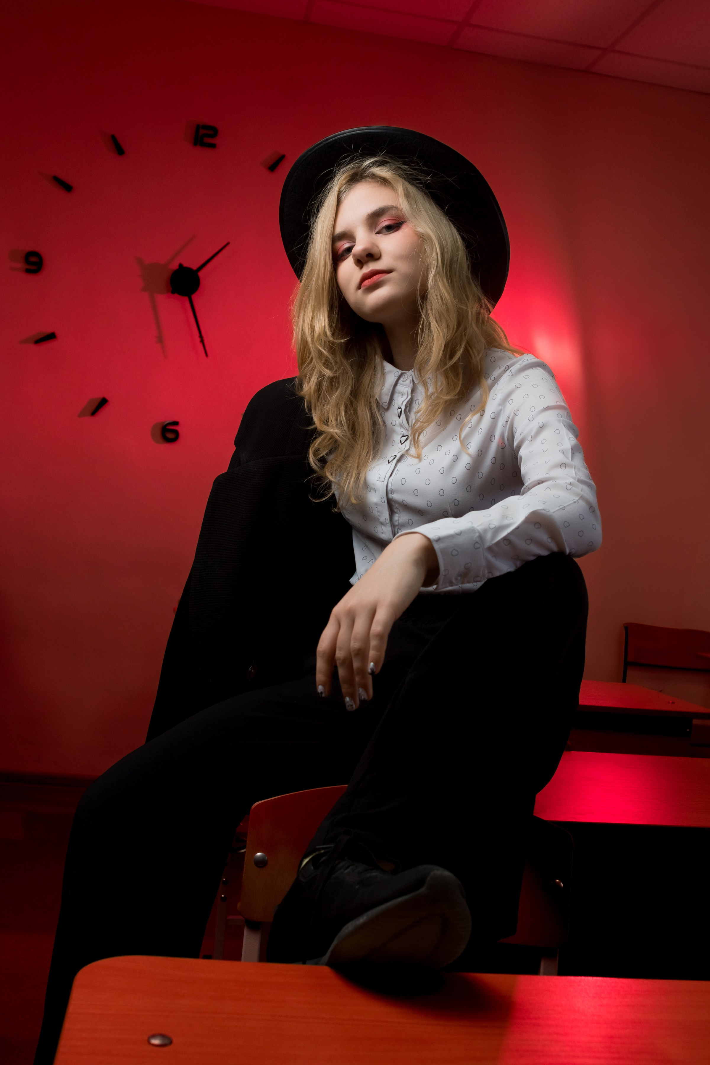 В школе, с красной подсветкой. Ольга Плаксина фотограф в Саратове