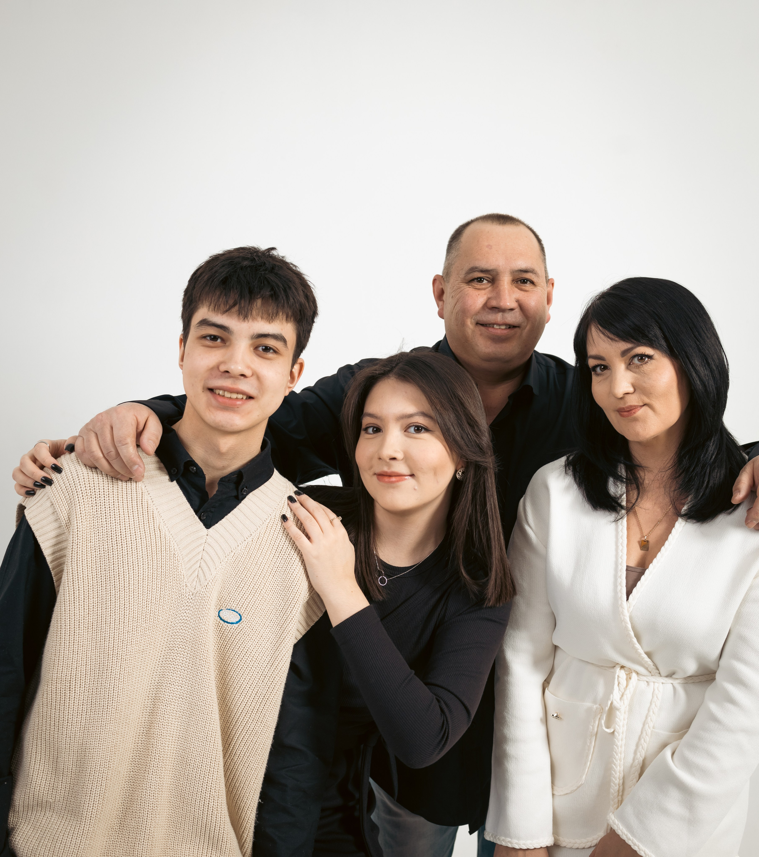 Циклорама. Женские, десткие, мужские, семейные портреты в Казахстане