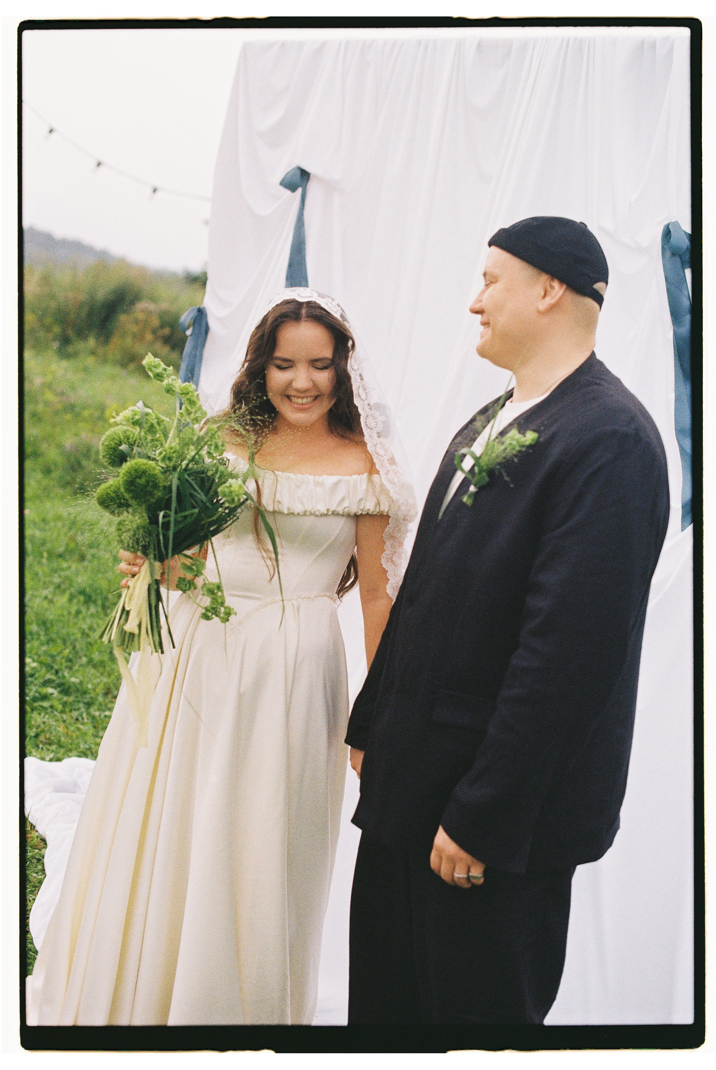 Зеленая тропа, уютная свадьба под дождем. Афина Ефимова. Свадебный фотограф Москва