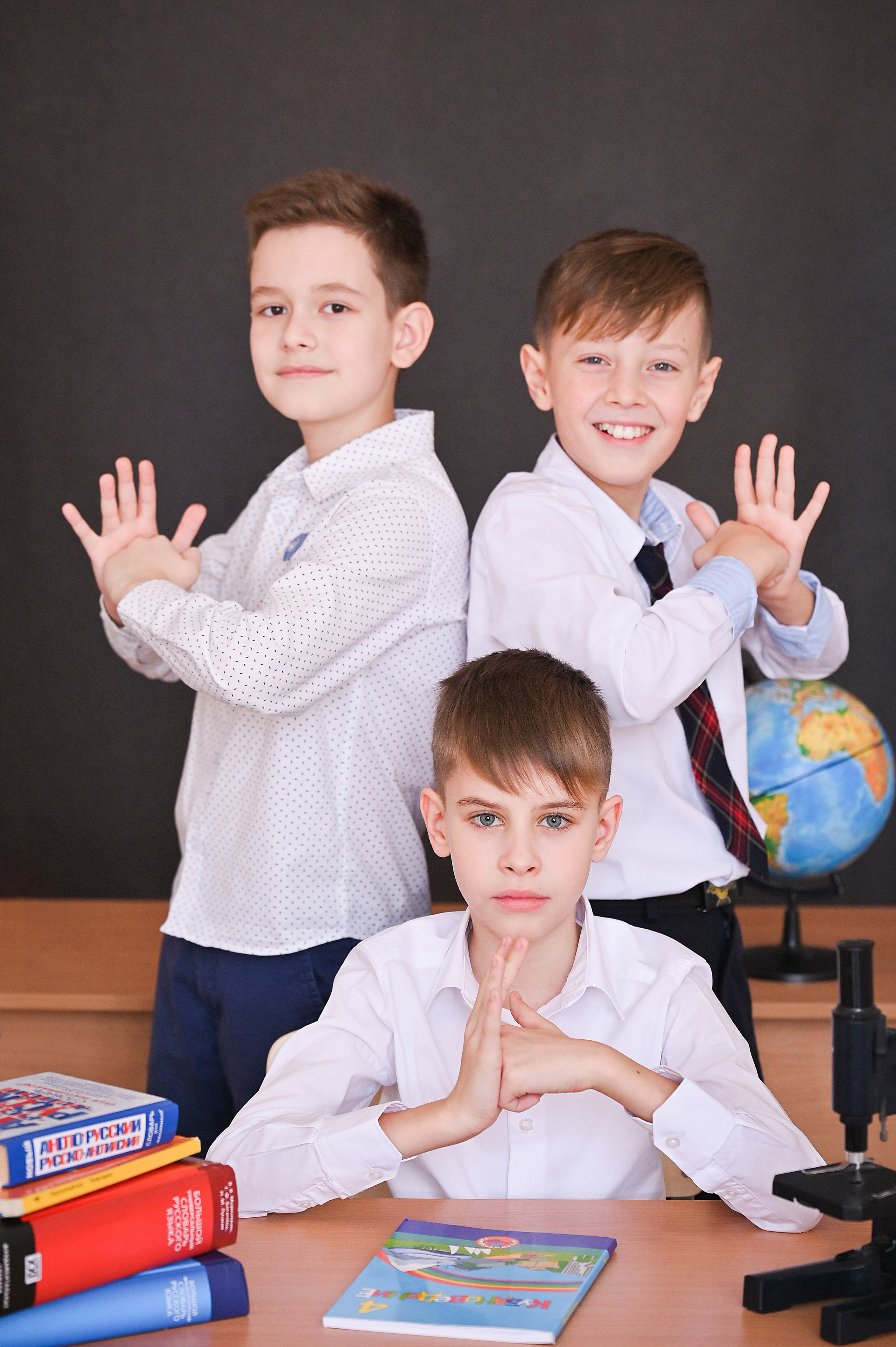 Школьники за партой на фоне глобуса и книг - фотограф Оксана Лавренюк