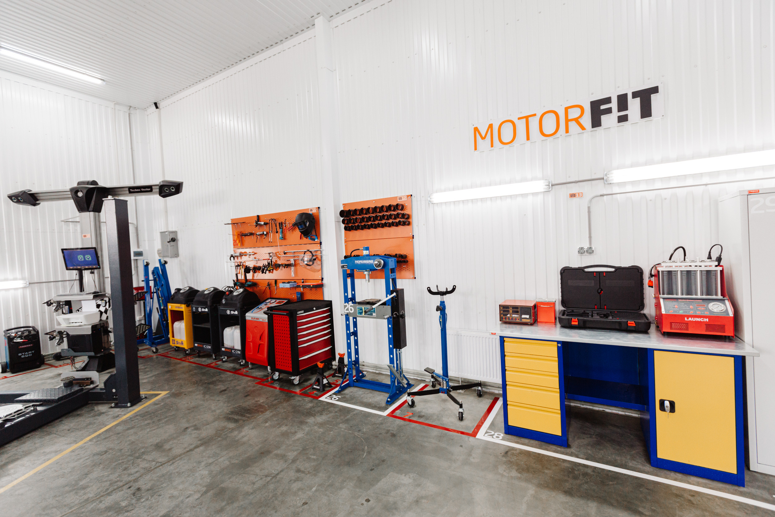 Автомобильный салон Vianor. Photographer and videographer for wedding in Italy: Rome, Milan, Venic