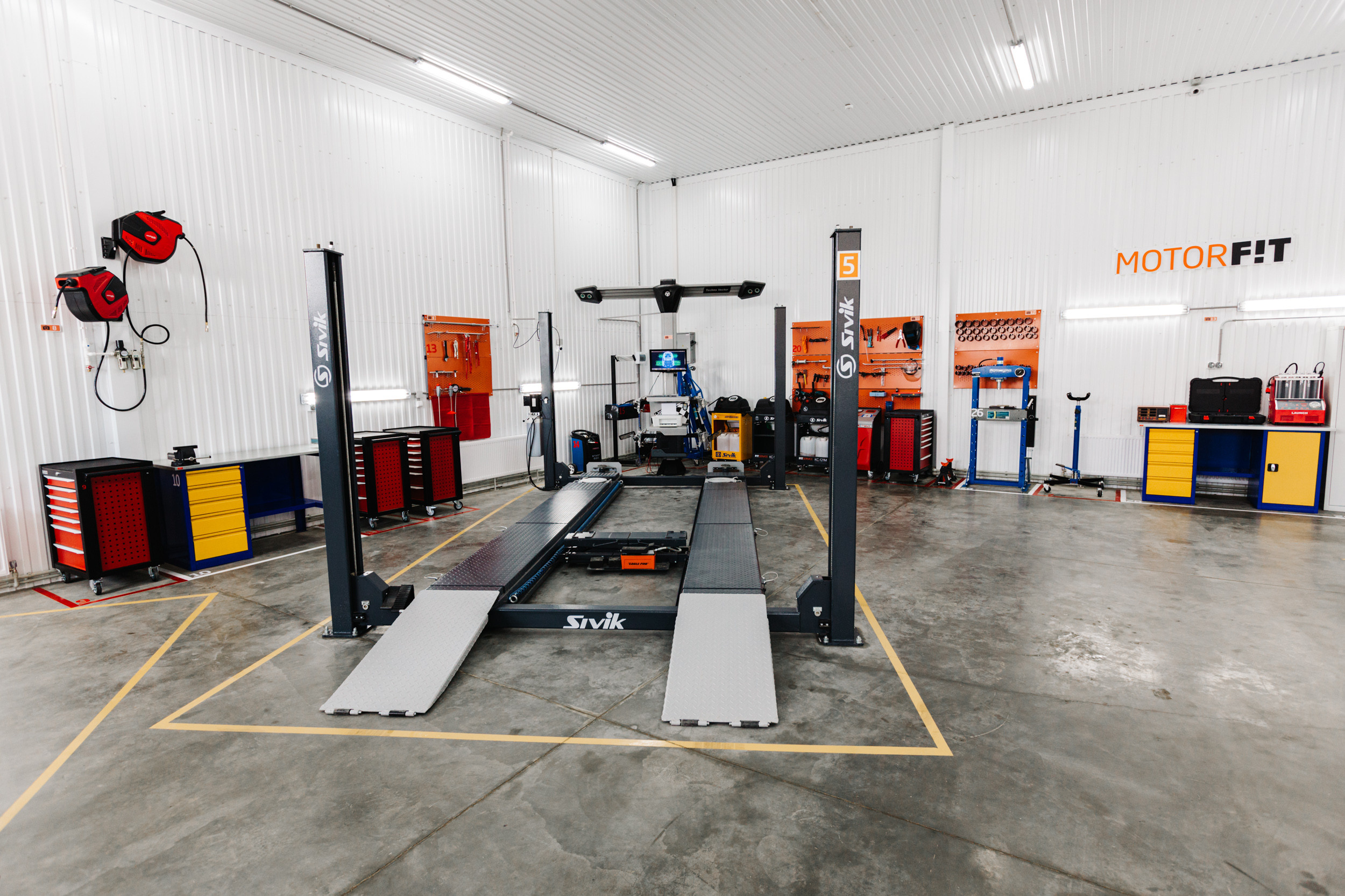 Автомобильный салон Vianor. Photographer and videographer for wedding in Italy: Rome, Milan, Venic