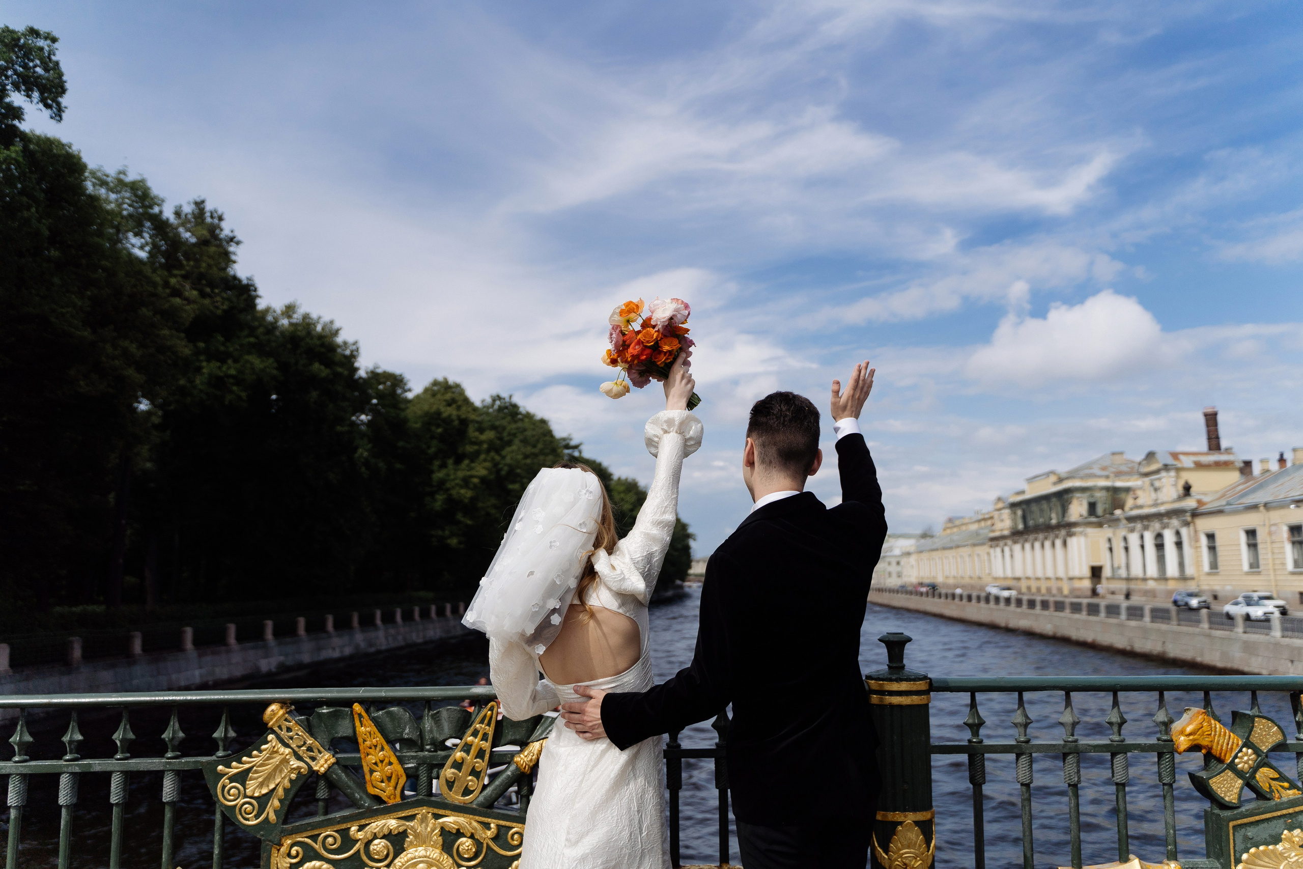 Камерная свадьба на фонтанке в сезонах. Свадебный фотограф организатор в Санкт-Петербурге Ассоль Опарина