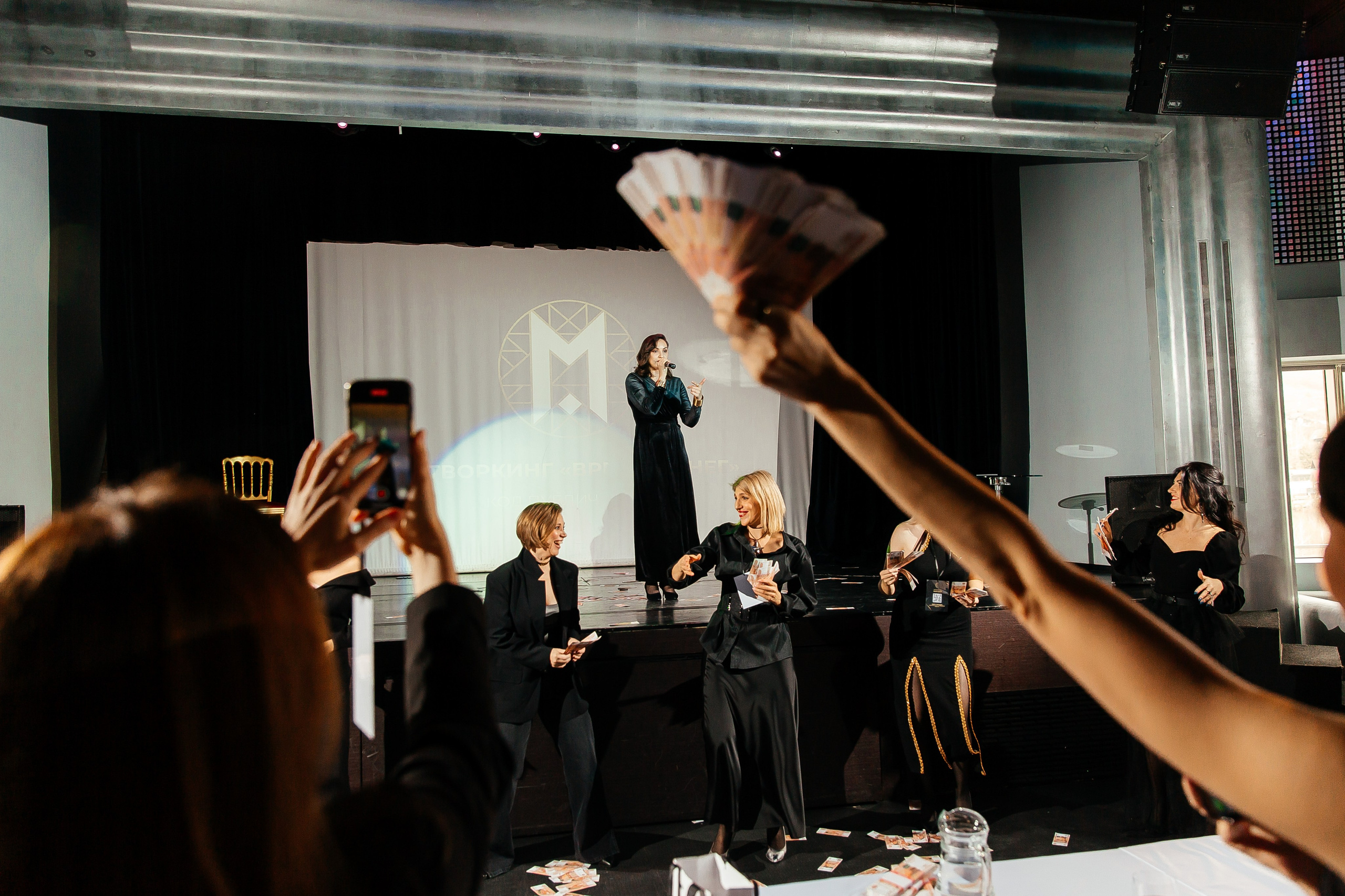 Фотозона+выступление спикеров. Фотограф в Красноярске Надежда Воскресенская