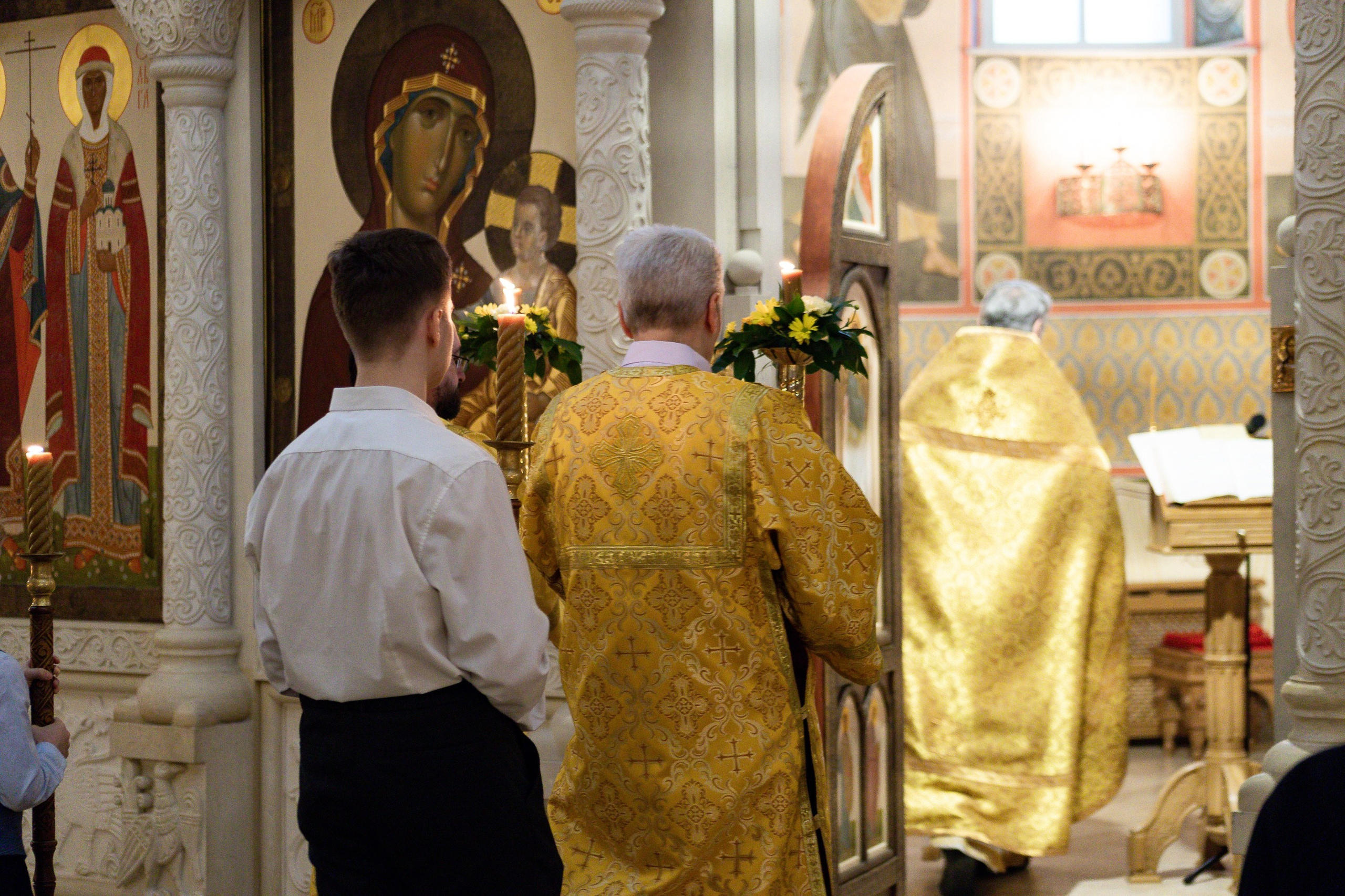 Праздничное богослужение Святителю Николаю 19 декабря. Интерьерный фотограф в Москве Роман Потапов