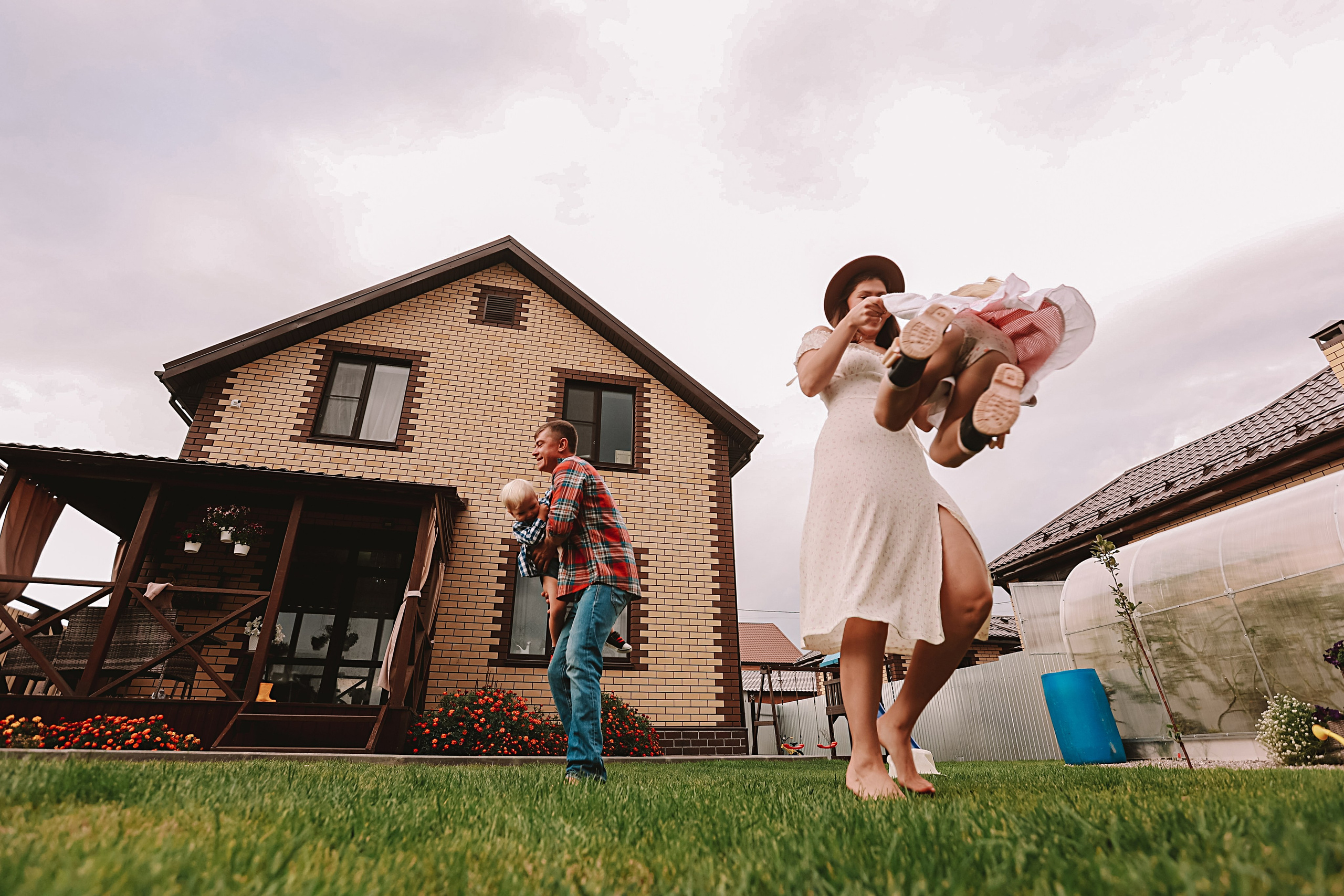У дома. Семейный фотограф Тюмень, фотограф на роды Салмина Мария
