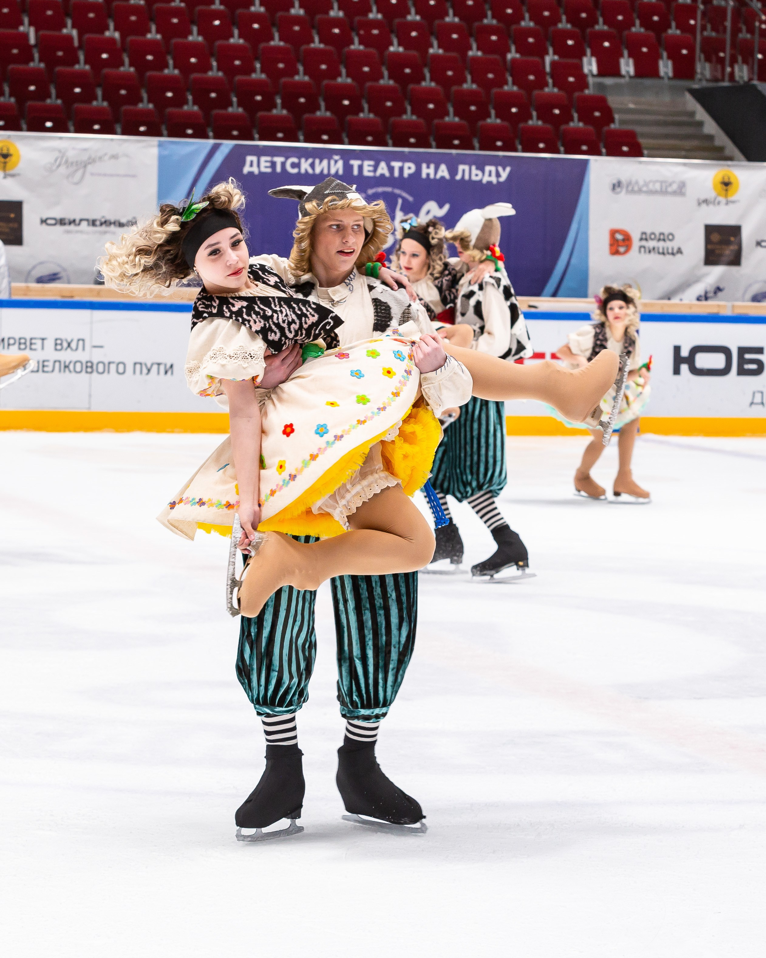VII Ежегодный фестиваль массовых танцев на льду и фигурного катания «Петровский лёд» Санкт-Петербург 2024. Репортажный фотограф в Москве