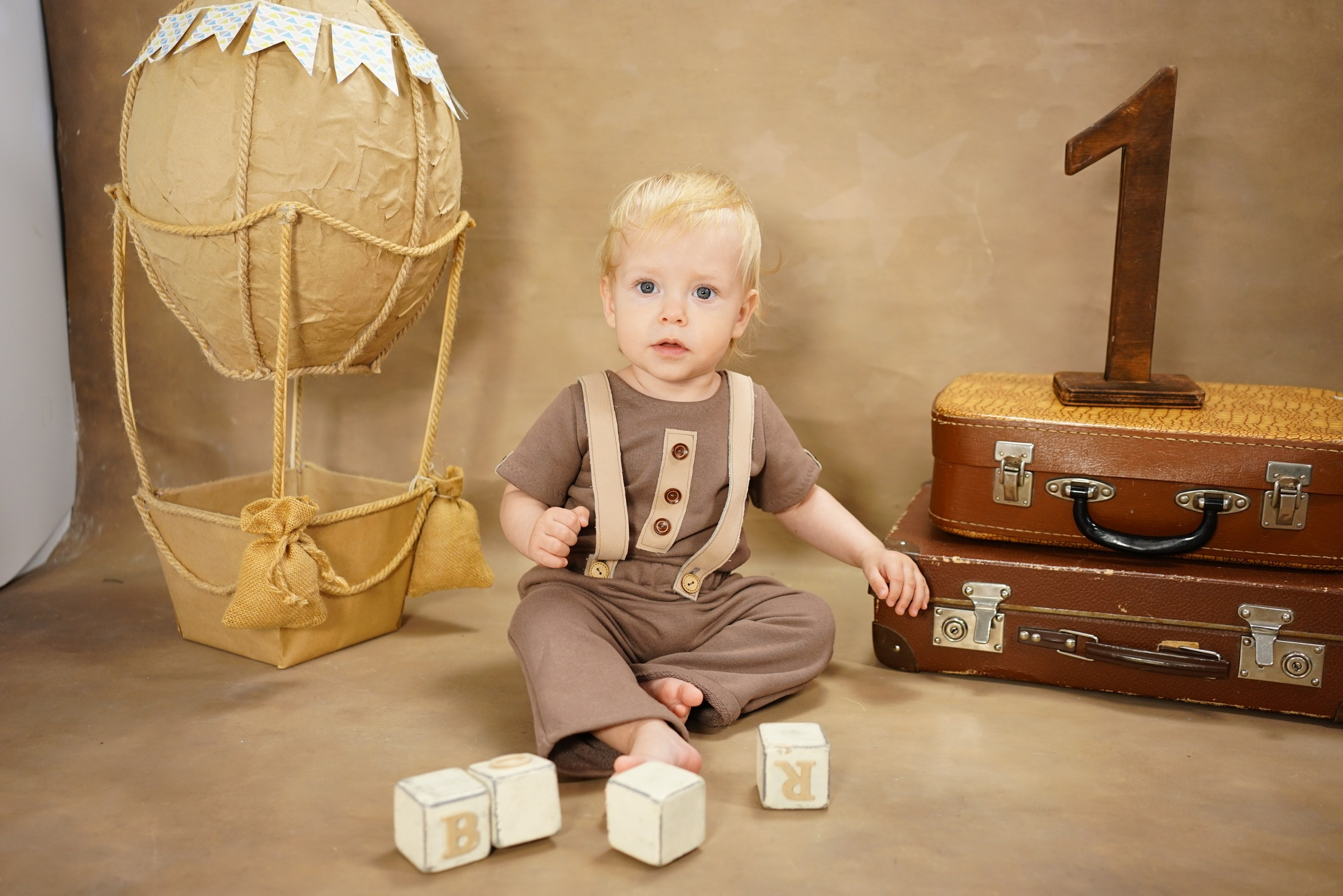 Фотозоны на ХОЛСТЕ. Детская Фотостудия ГОДОВАСИКИ в Санкт-Петербурге фотосесия на годик