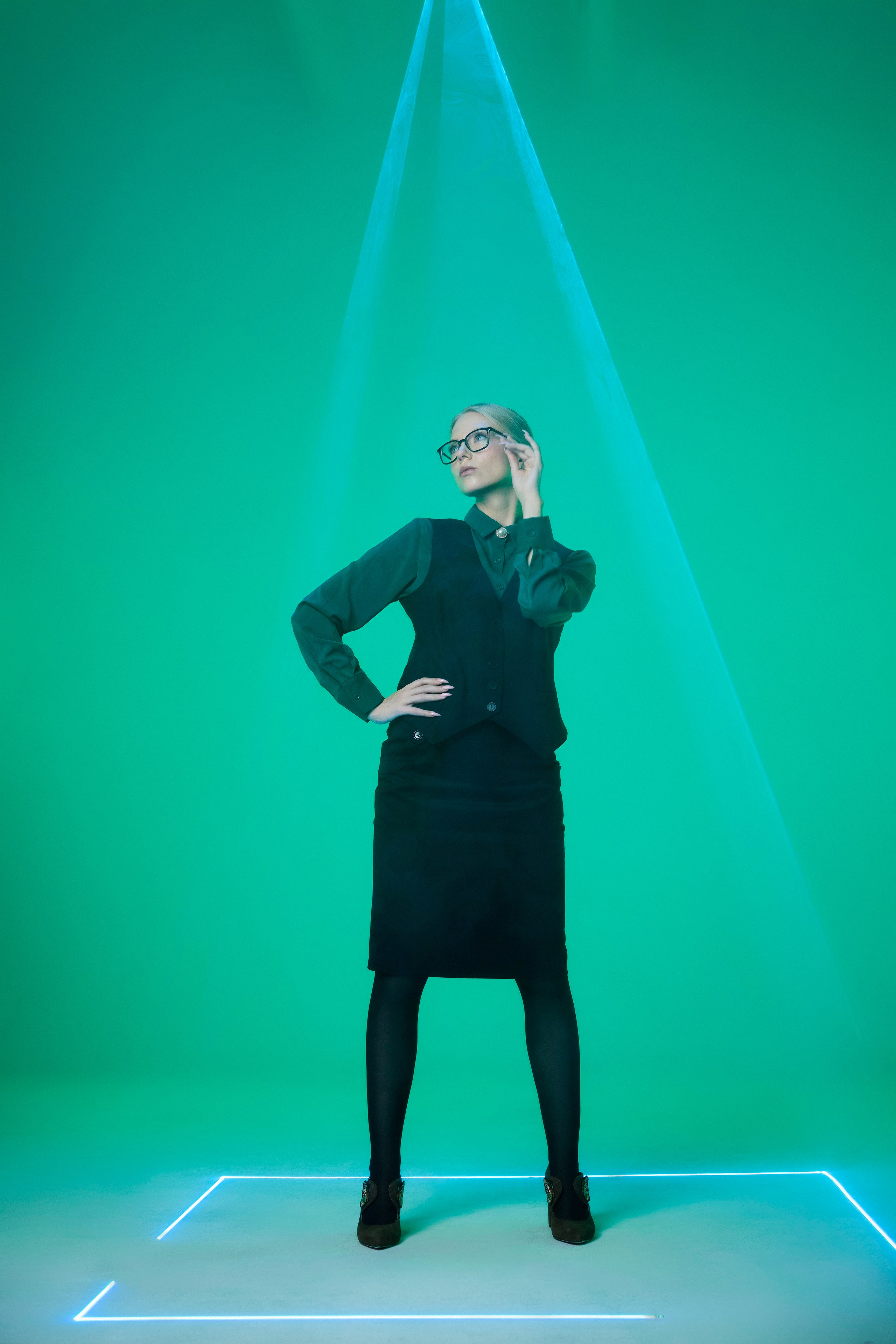 студийная съемка с лазером съемка девушки в шортах на цветном фоне съемка на циклораме фотограф питер санкт-петербург