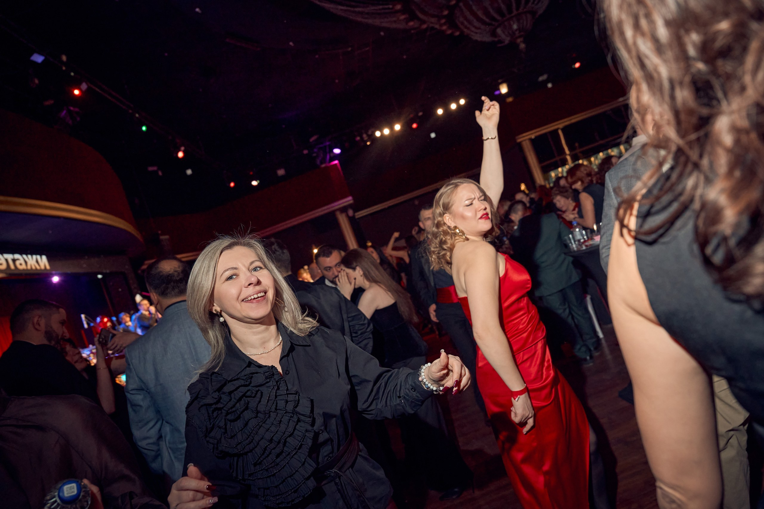 люди танцуют а репортажный фотограф делает снимки