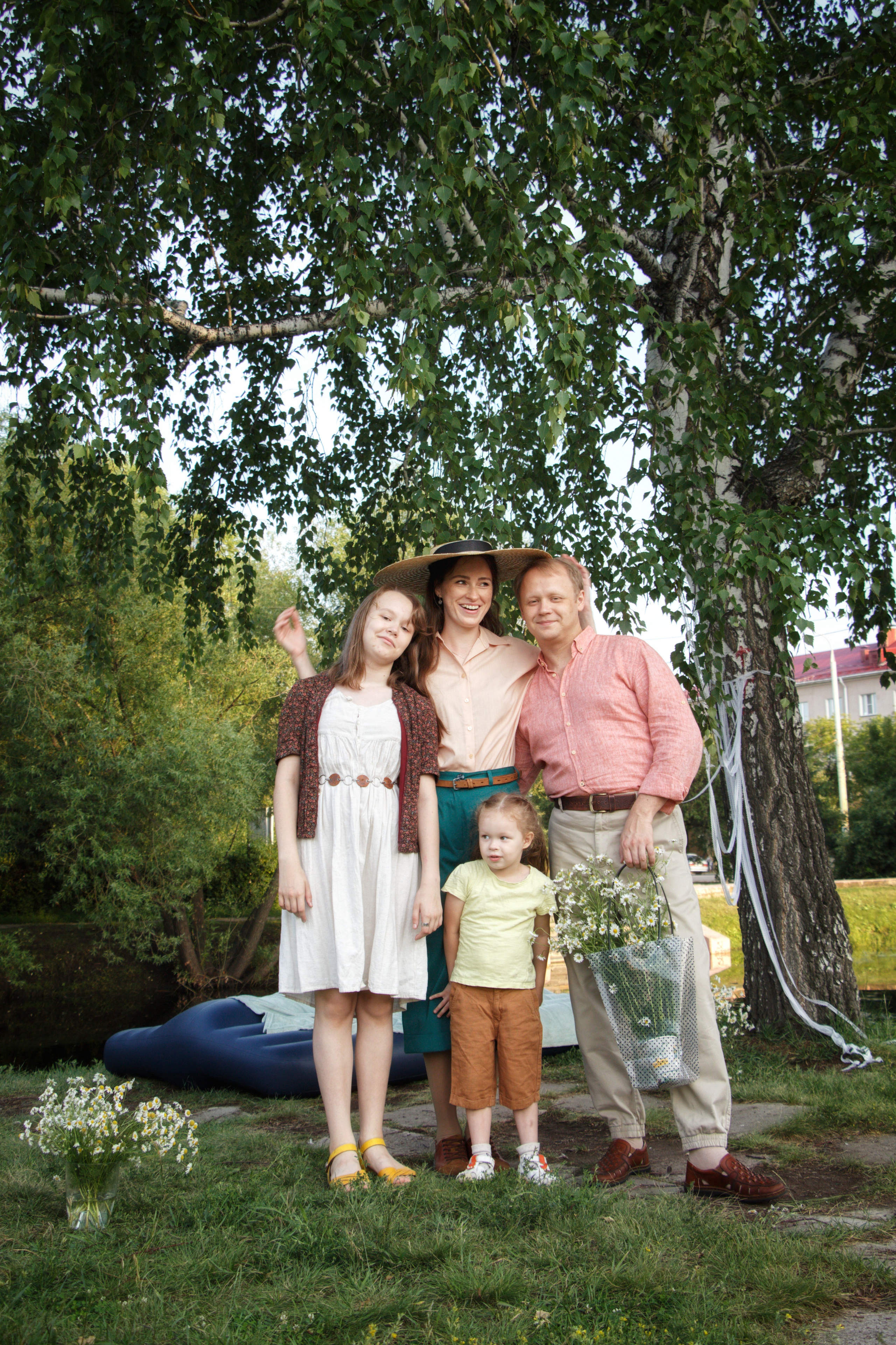 Семья Савиновых на прогулке в сквере…. Творческая, семейная Фотосъемка ДоброДарова Елена Омск