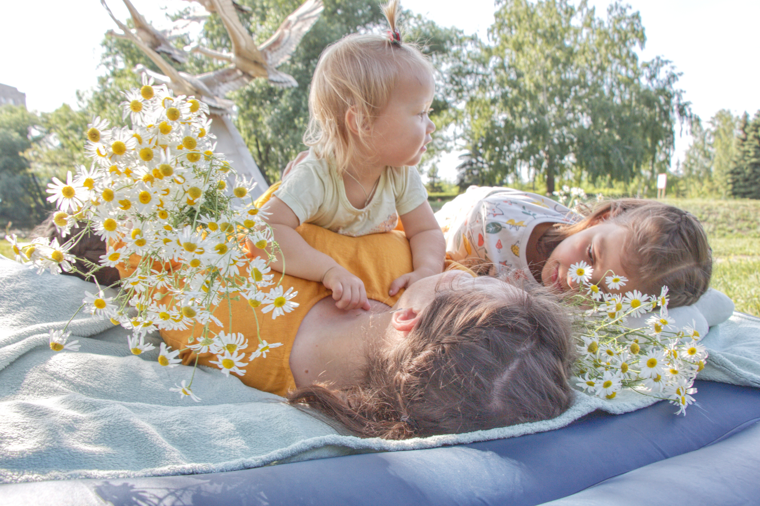 Юлия с детьми на прогулке в сквере. Творческая, семейная Фотосъемка ДоброДарова Елена Омск