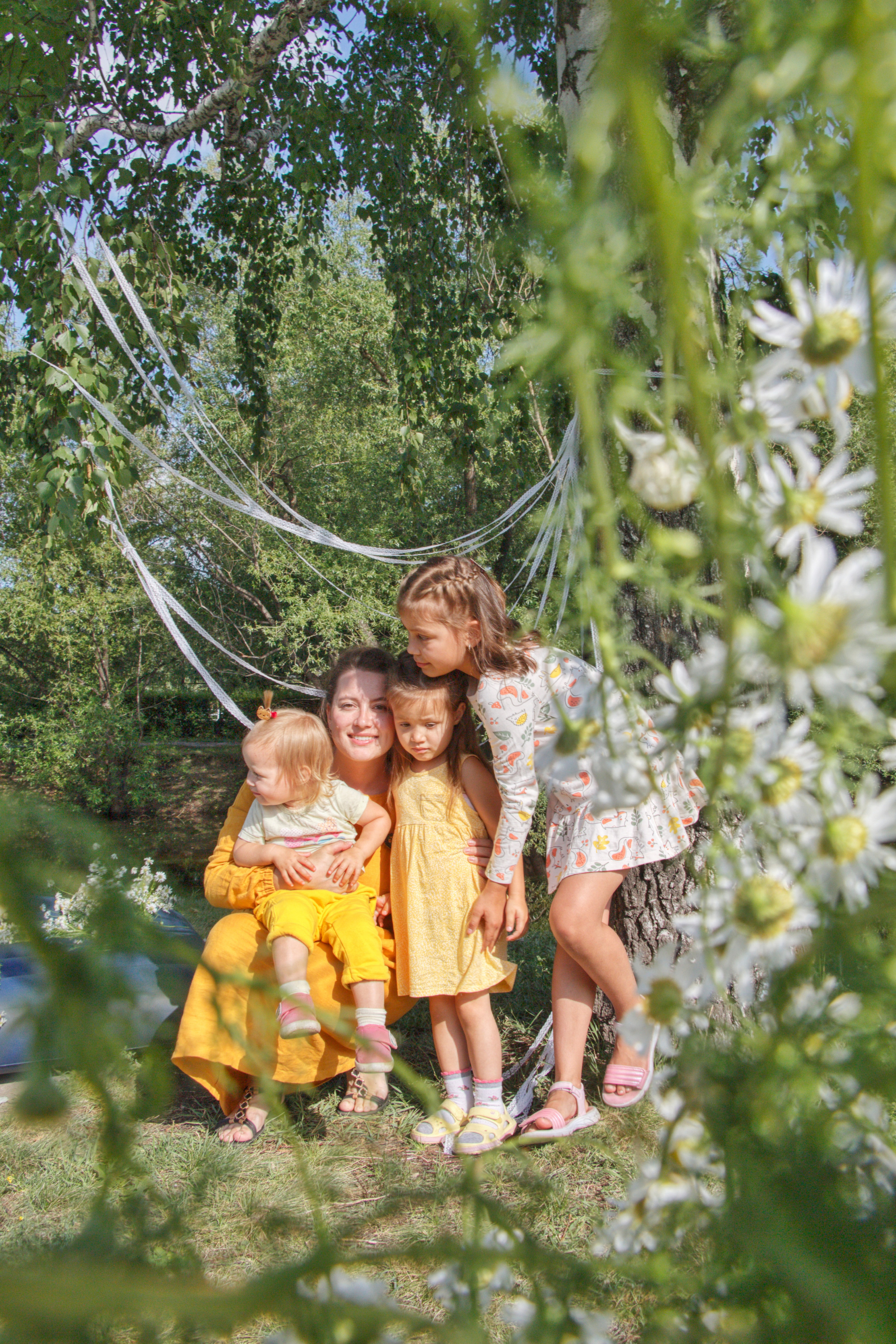 Юлия с детьми на прогулке в сквере. Творческая, семейная Фотосъемка ДоброДарова Елена Омск