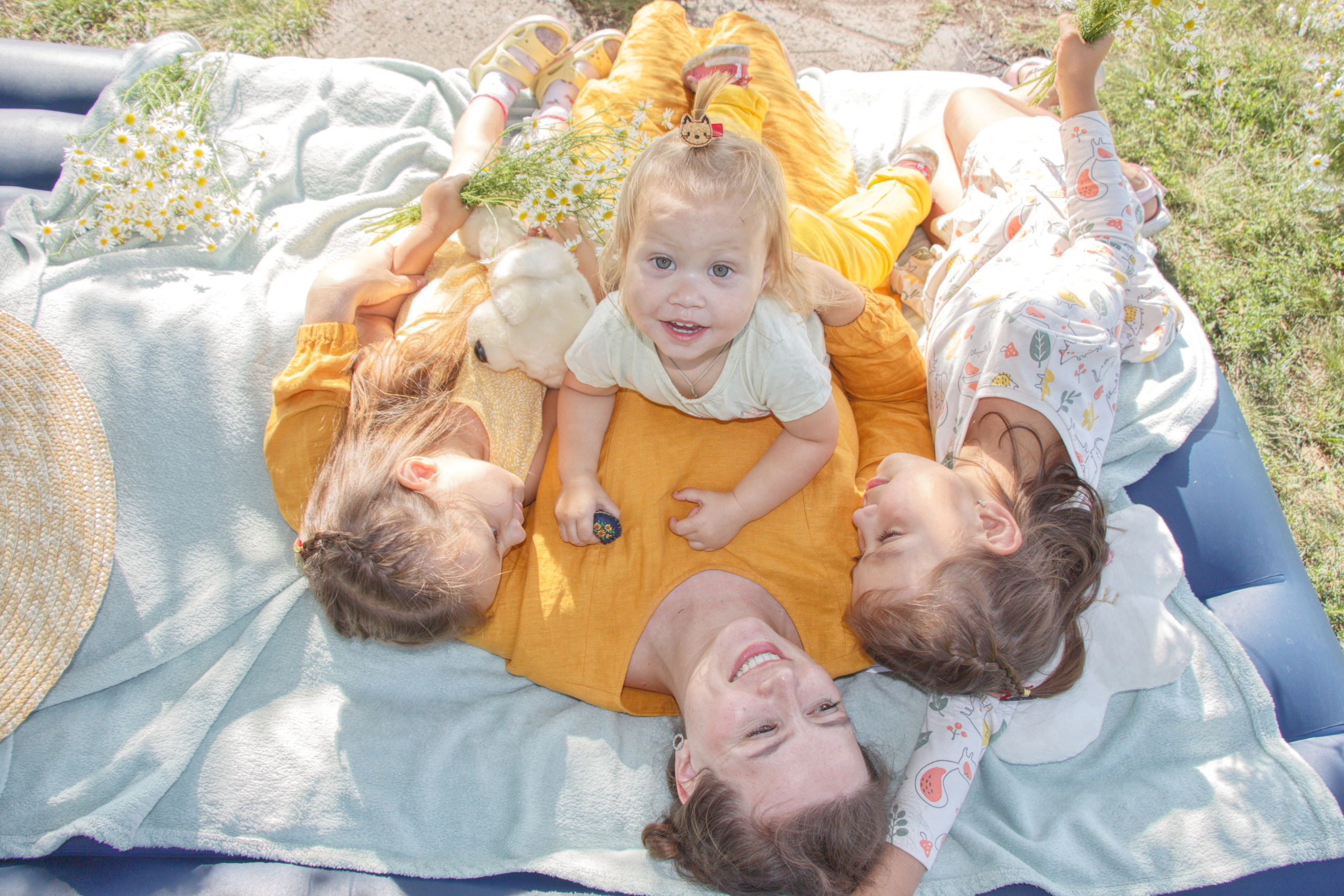 Юлия с детьми на прогулке в сквере. Творческая, семейная Фотосъемка ДоброДарова Елена Омск
