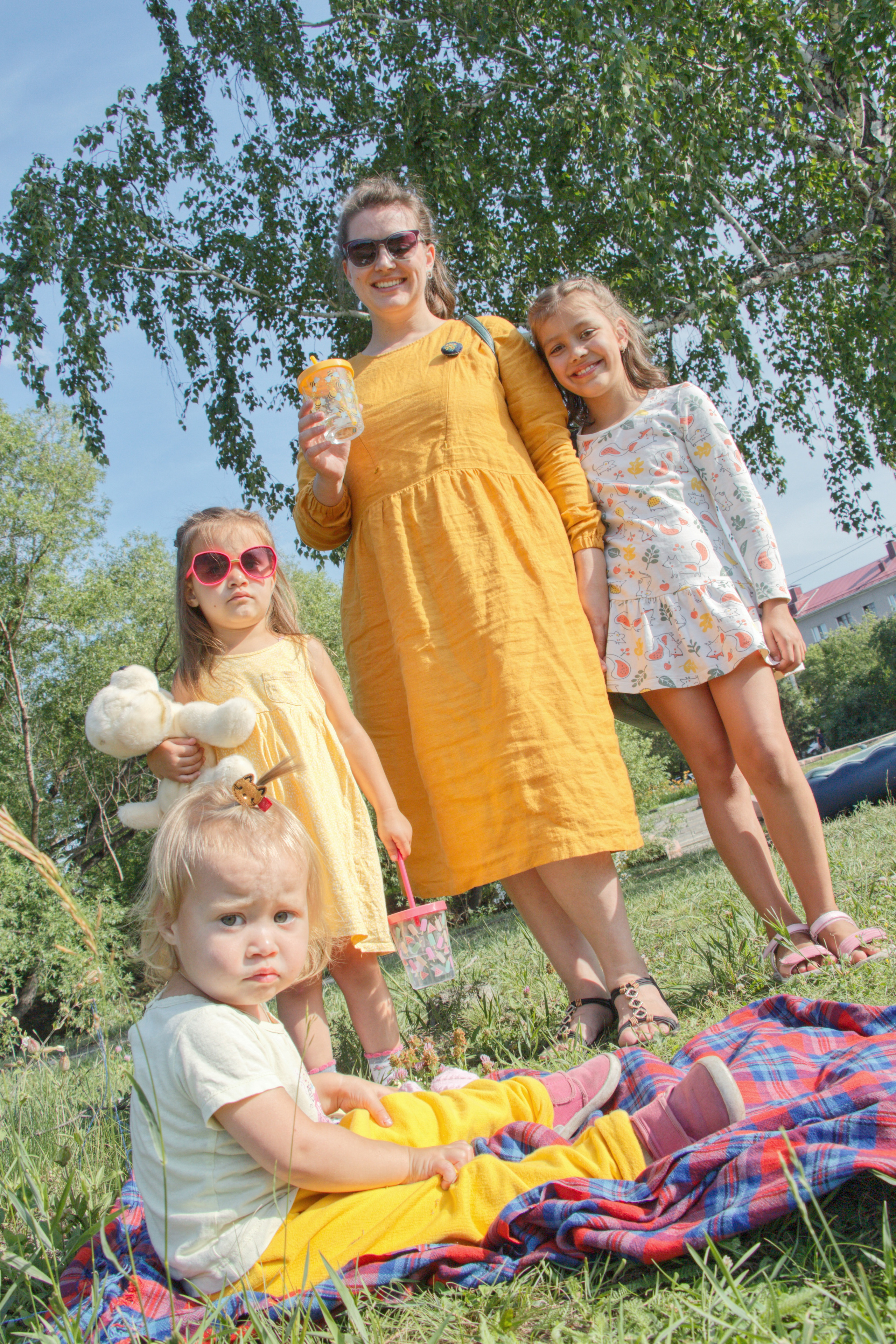 Юлия с детьми на прогулке в сквере. Творческая, семейная Фотосъемка ДоброДарова Елена Омск