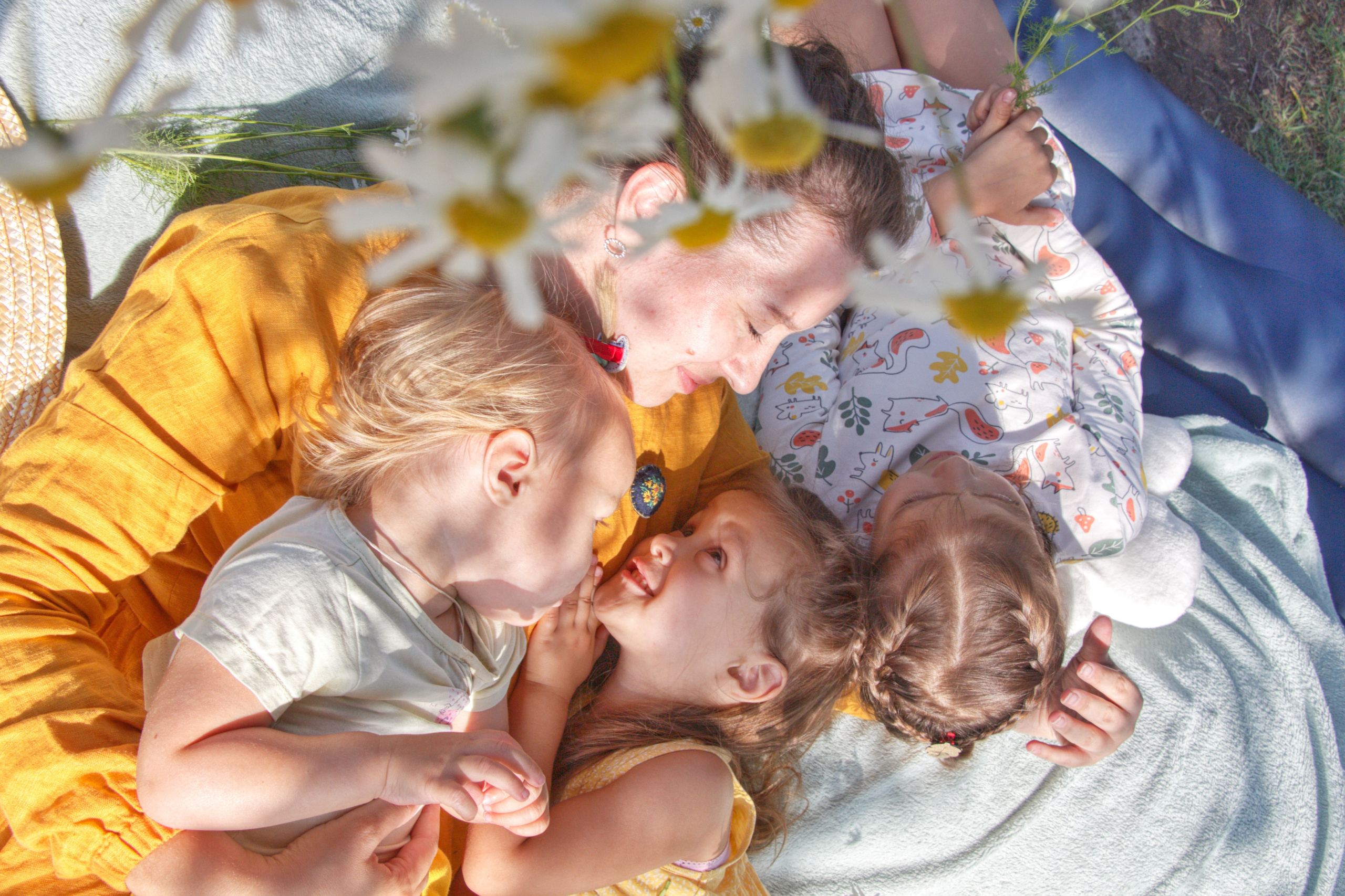 Юлия с детьми на прогулке в сквере. Творческая, семейная Фотосъемка ДоброДарова Елена Омск