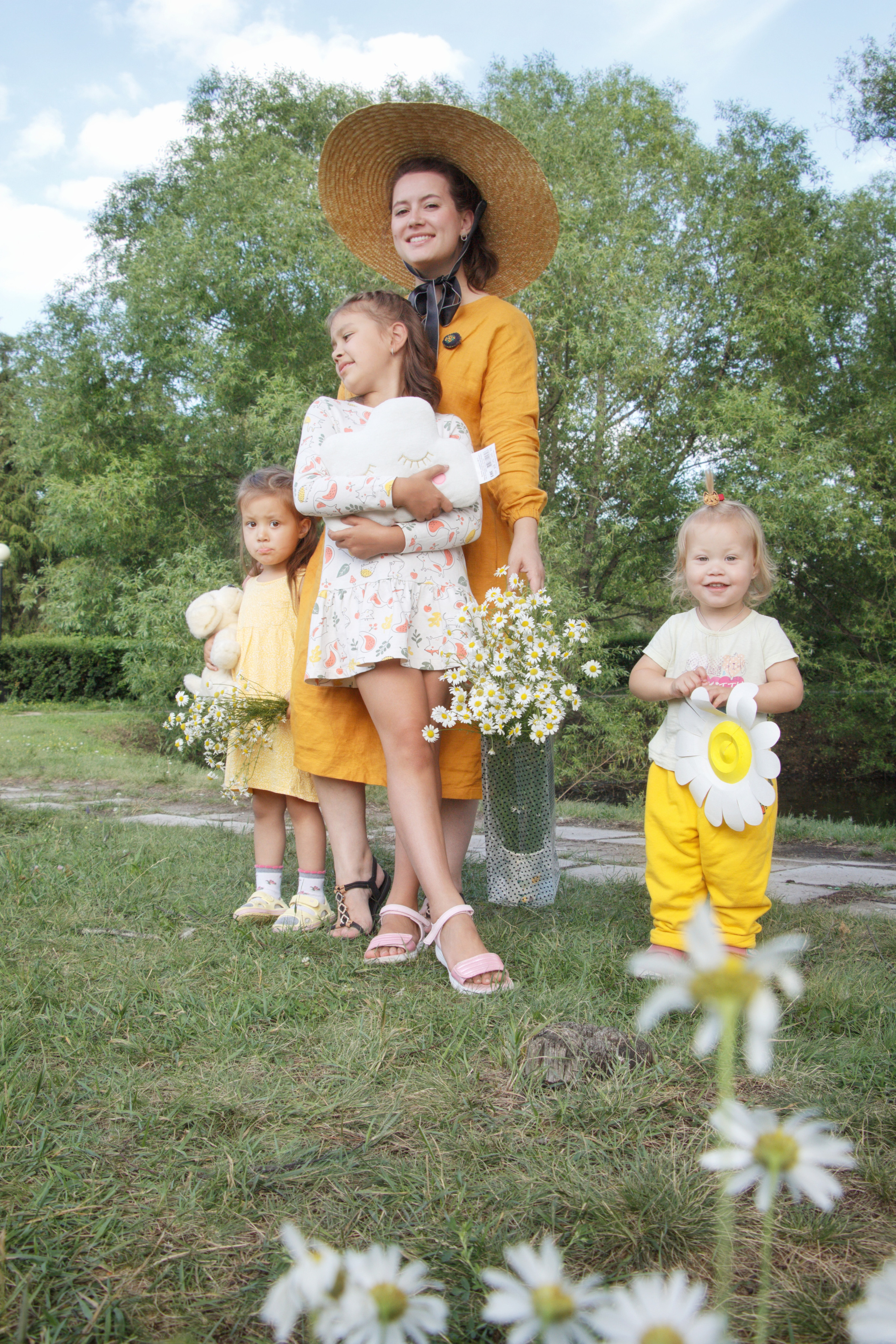 Юлия с детьми на прогулке в сквере. Творческая, семейная Фотосъемка ДоброДарова Елена Омск