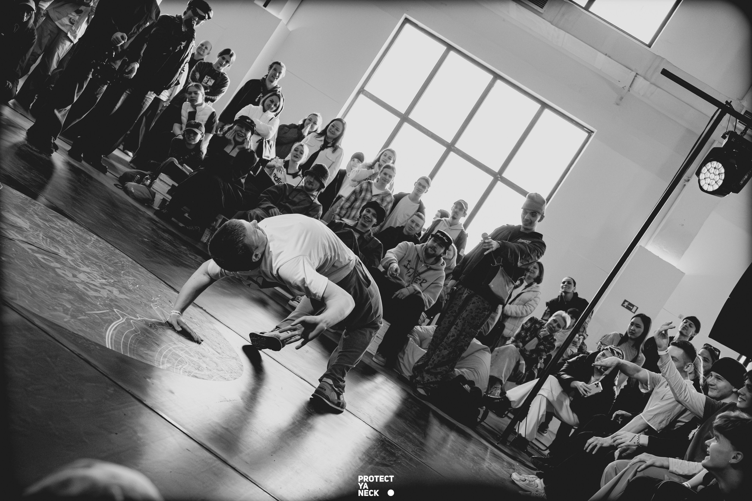 PROTECT YA NECK 22/03 (@youlovebu). Соня бу тебя сфоткала