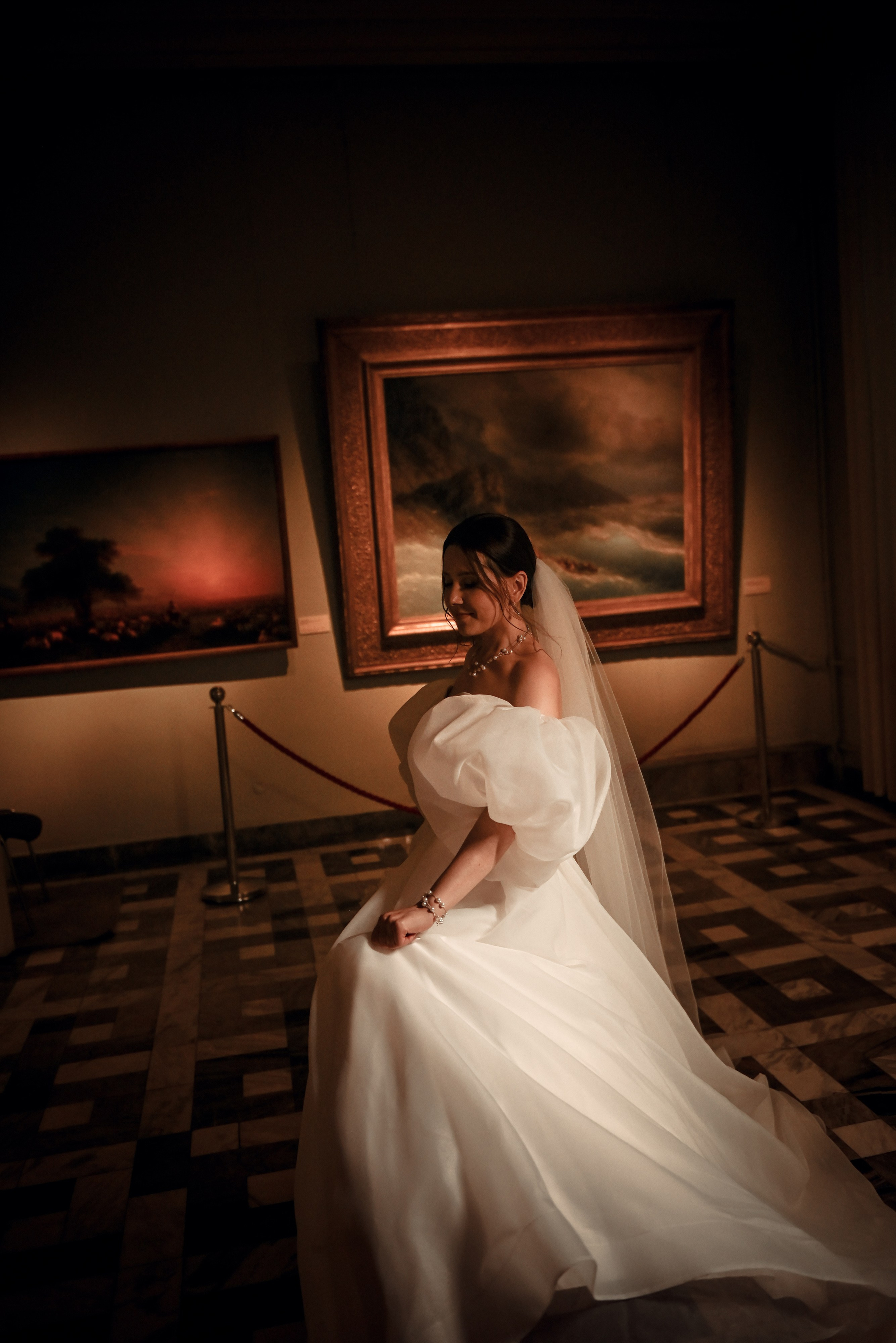 Небольшая свадебная серия в музее и прогулкой под дождем Эльмиры и Ризата. Свадебный, семейный, детский, контент фотограф в Омске Максим Ильин