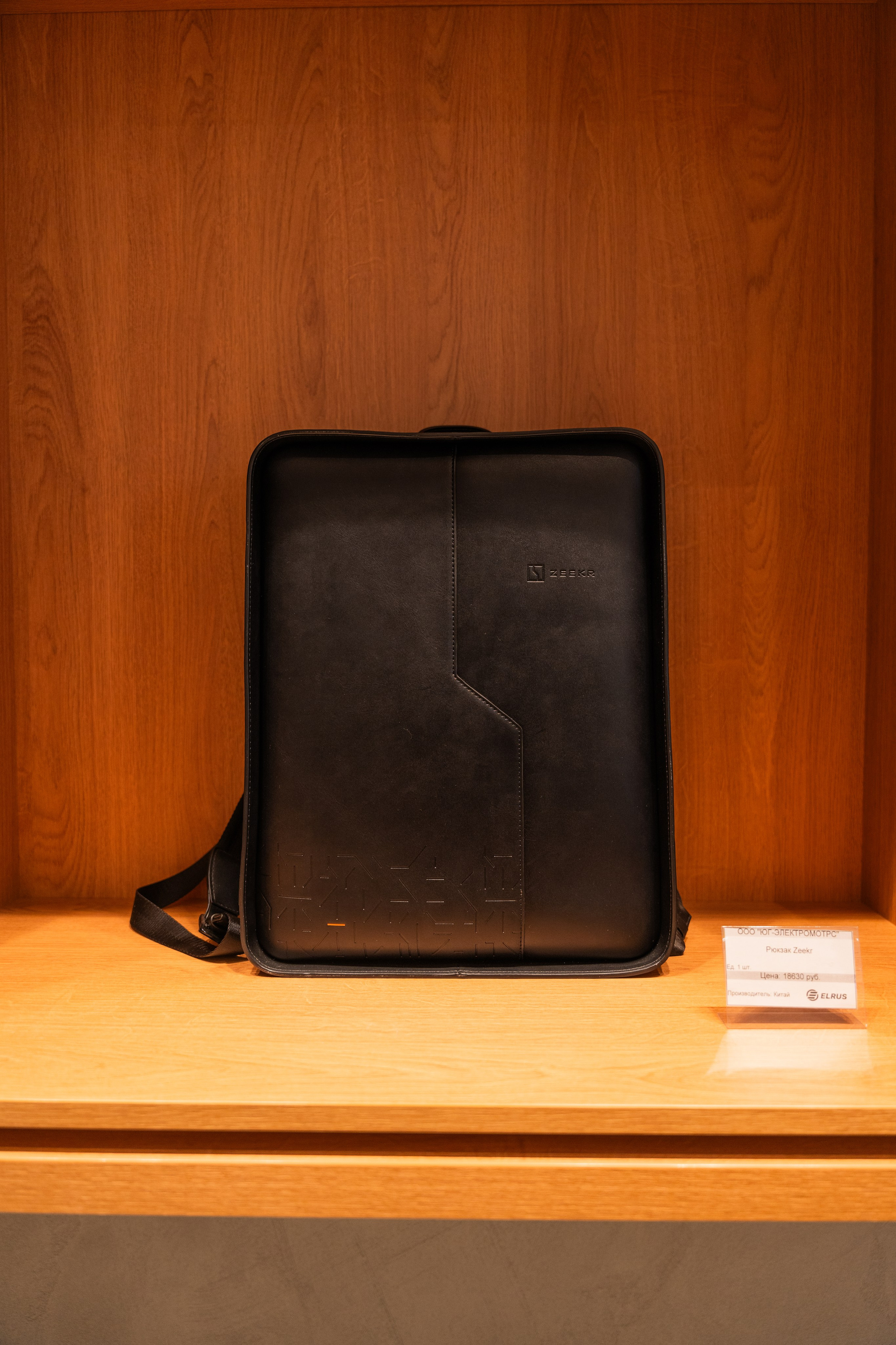 Интерьерная фотосъемка автосалона Elrus в Краснодаре. Zeekr, LiXiang Профессиональная фотосъемка интерьера премиум-автосалона в Краснодаре. Шедевры для Вас! Фотограф и Видеограф в Краснодаре Пахиев Руслан