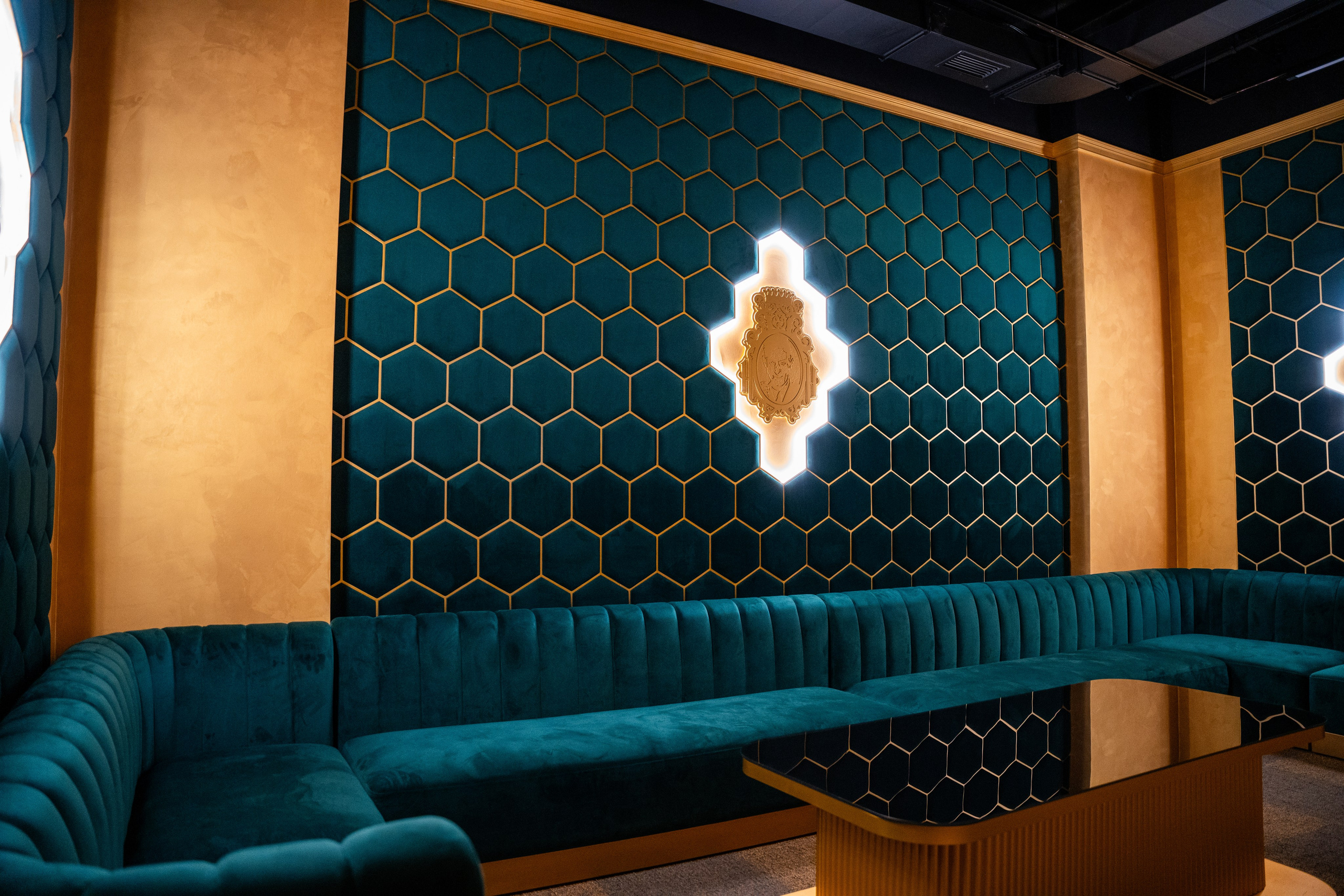 Фотосъемка интерьера стриптиз-клуба Hefner — элитный клуб Краснодара. Интерьерная фотосъемка клуба Hefner в Краснодаре — профессионально. Шедевры для Вас! Фотограф и Видеограф в Краснодаре Пахиев Руслан