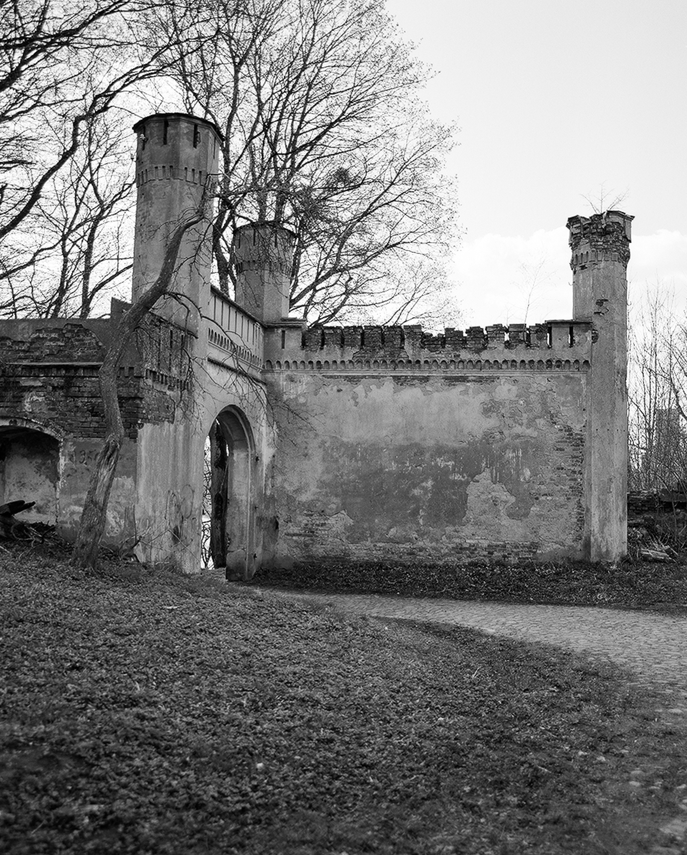 Остатки замка Гердаун (построен в 1315 г. освящён в честь Петра и Павла в 1325 г.), к настоящему времени, апрель 2021 г., сохранились ворота, руины западного флигеля и перестроенные колодец с конюшней. Калининградская область, поселок Железнодорожный 