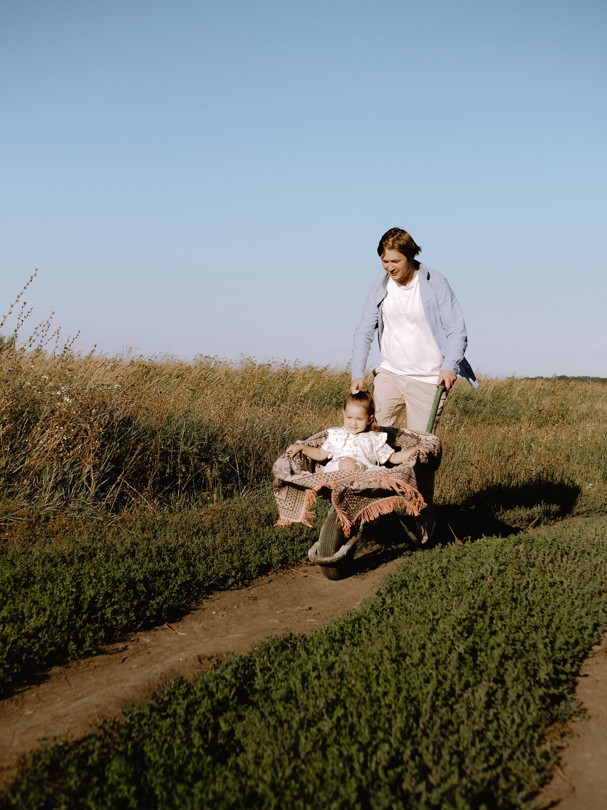 Гоняться по полю на тачке с мамой и папой. Обижаться. Смеяться. Фотограф Рязань. Семейный Свадебный фотограф