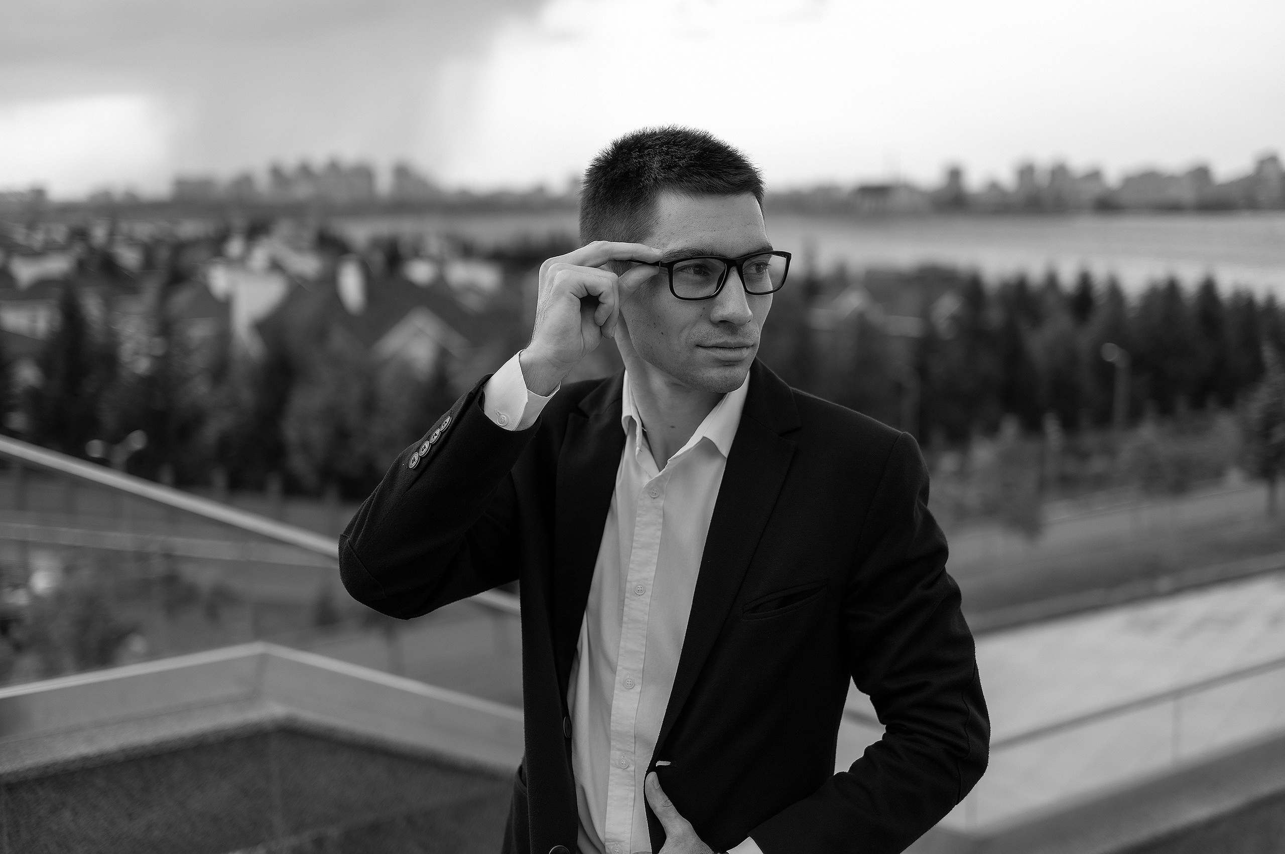 Строгий мужской портрет на фоне города около Национальной библиотеки в Казани