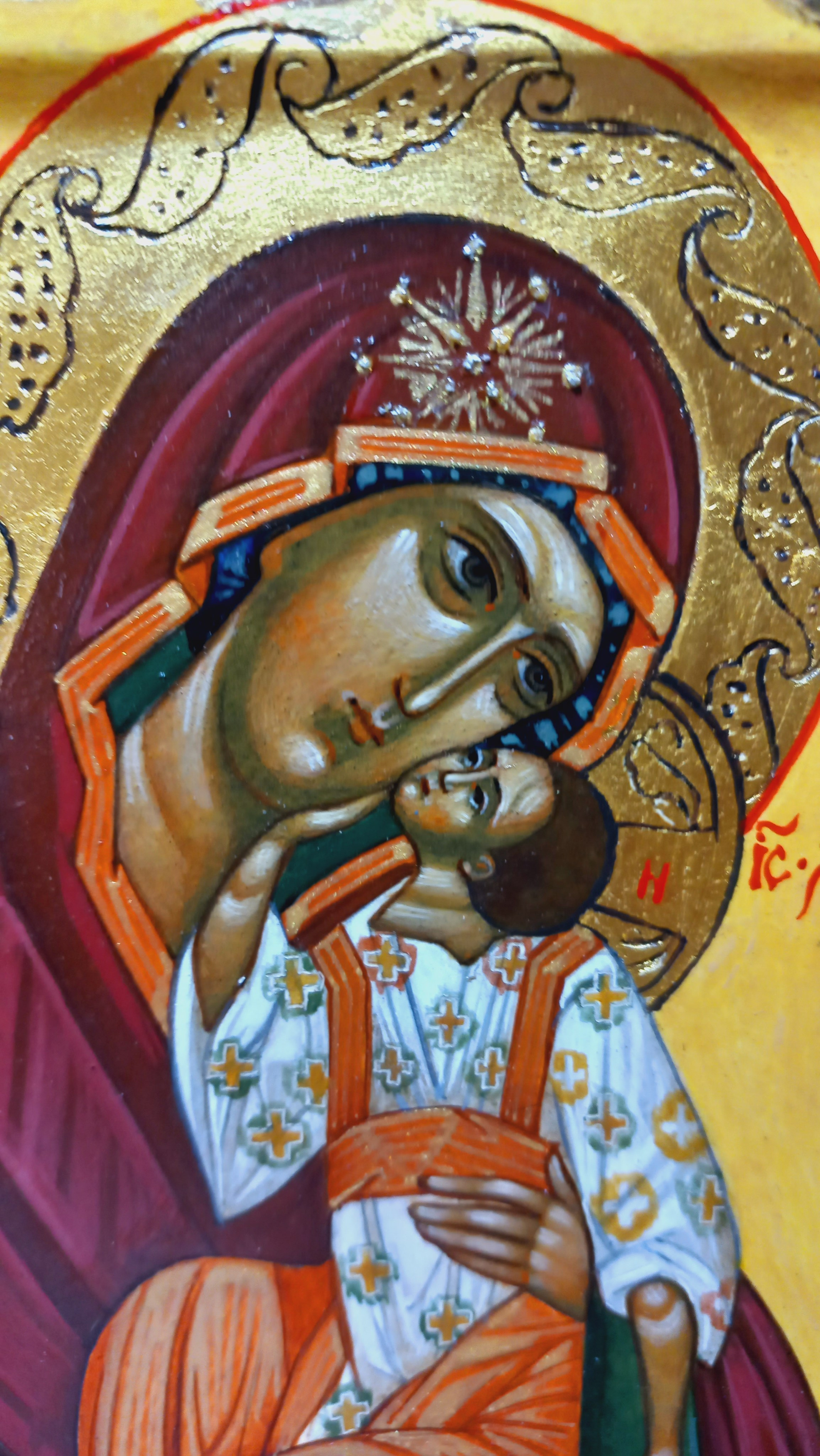 На звездицах Богородицы Яхромская были закреплены 26 якутских алмазов (1 карат).