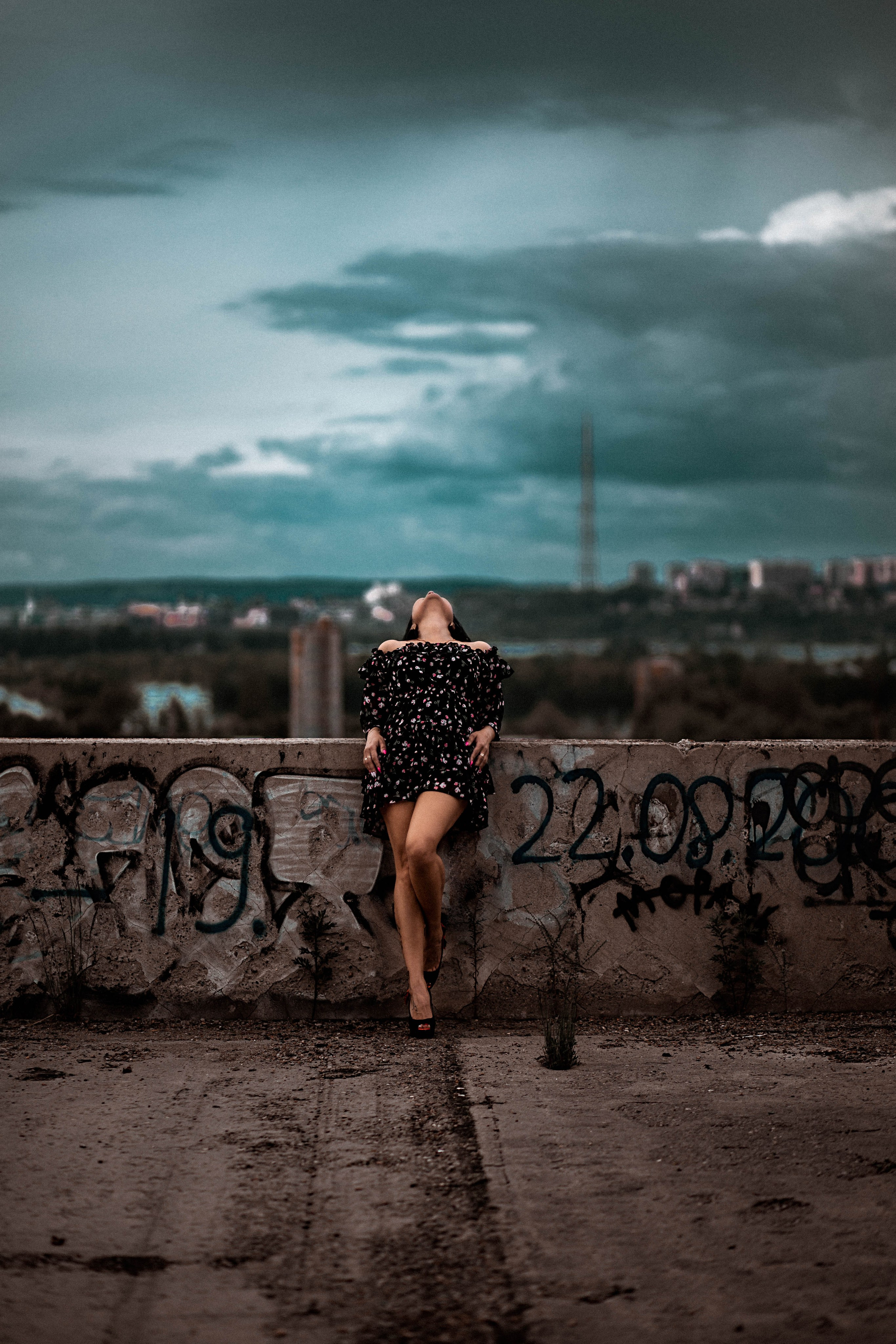 девушка на крыше заброшенного здания