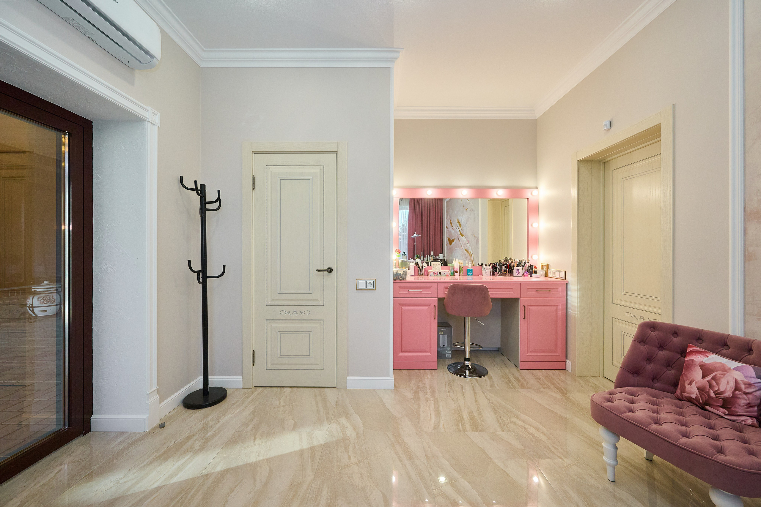 розовый стол с лампочками 