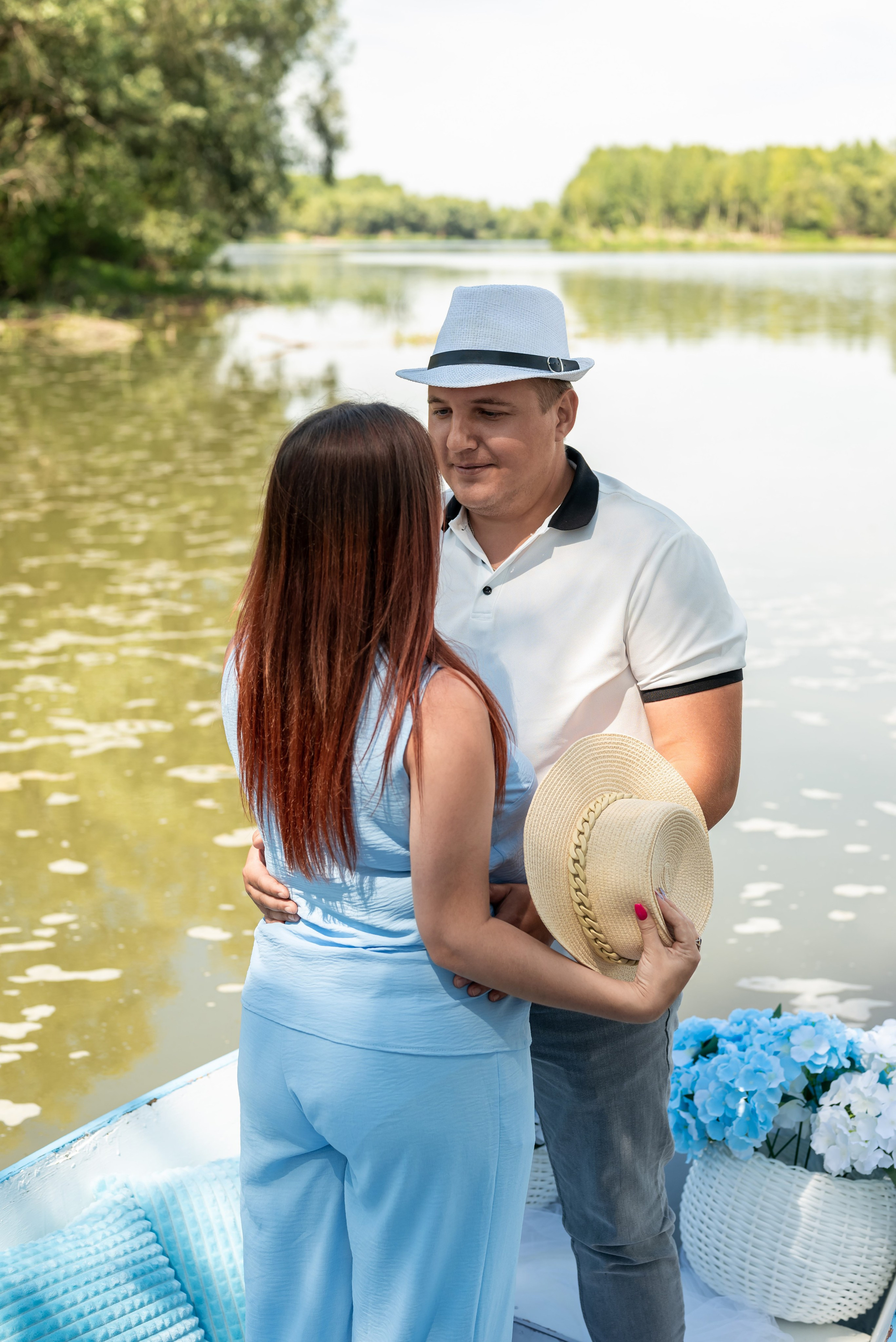 Фотопроект на лодке с голубыми гортензиями. Фотограф в городе Салават