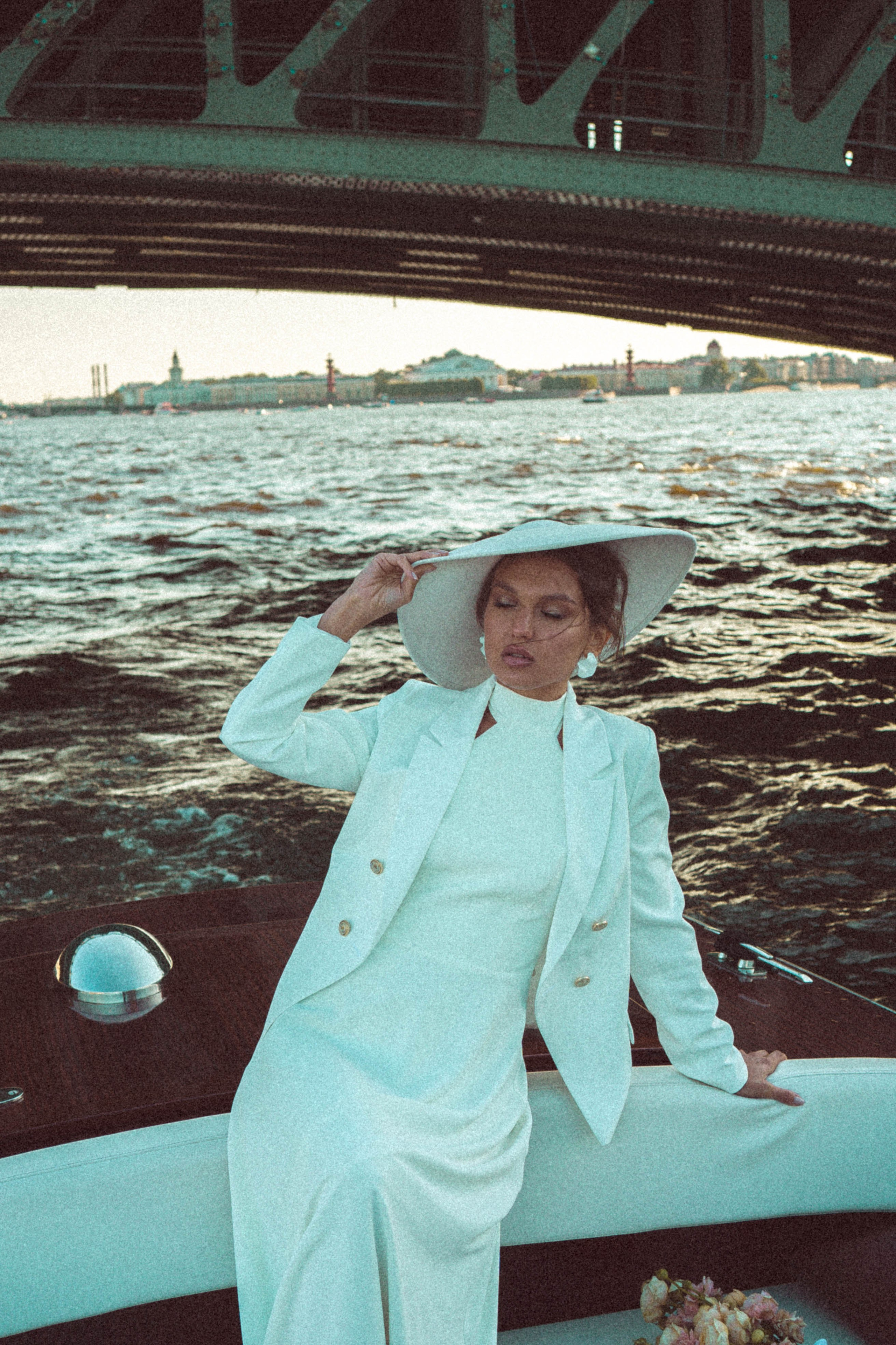 СВАДЕНБНАЯ СЬЕМКА НА КАТЕРЕ ПО КАНАЛАМ САНКТ-ПЕТЕРБУРГА И В АКВАТОРИИ НЕВЫ. Профессиональный фотограф, Санкт-Петербург — Виктория Богомолова