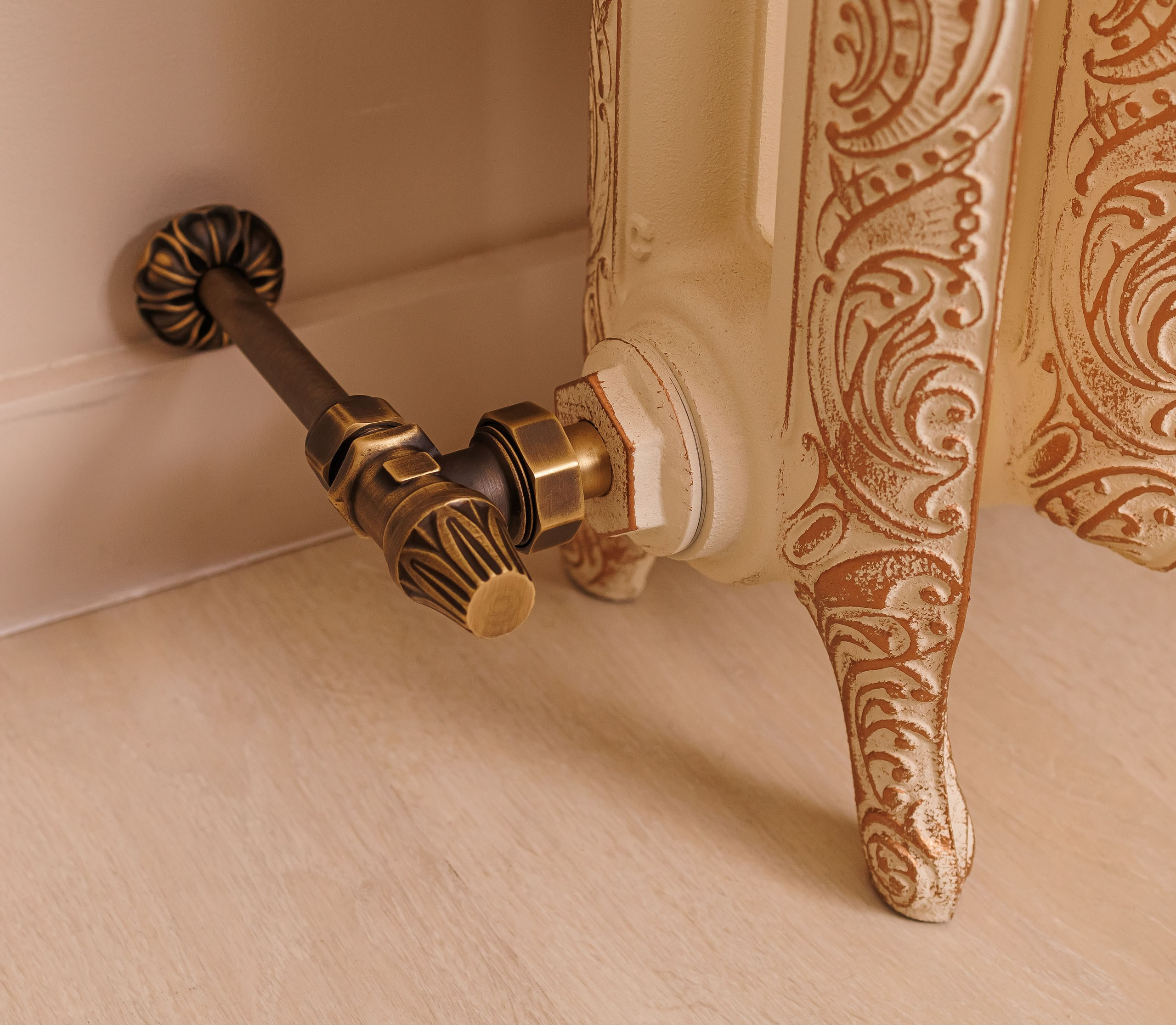 Предметные фотографии дизайнерских радиаторов отопления в стиле ретро