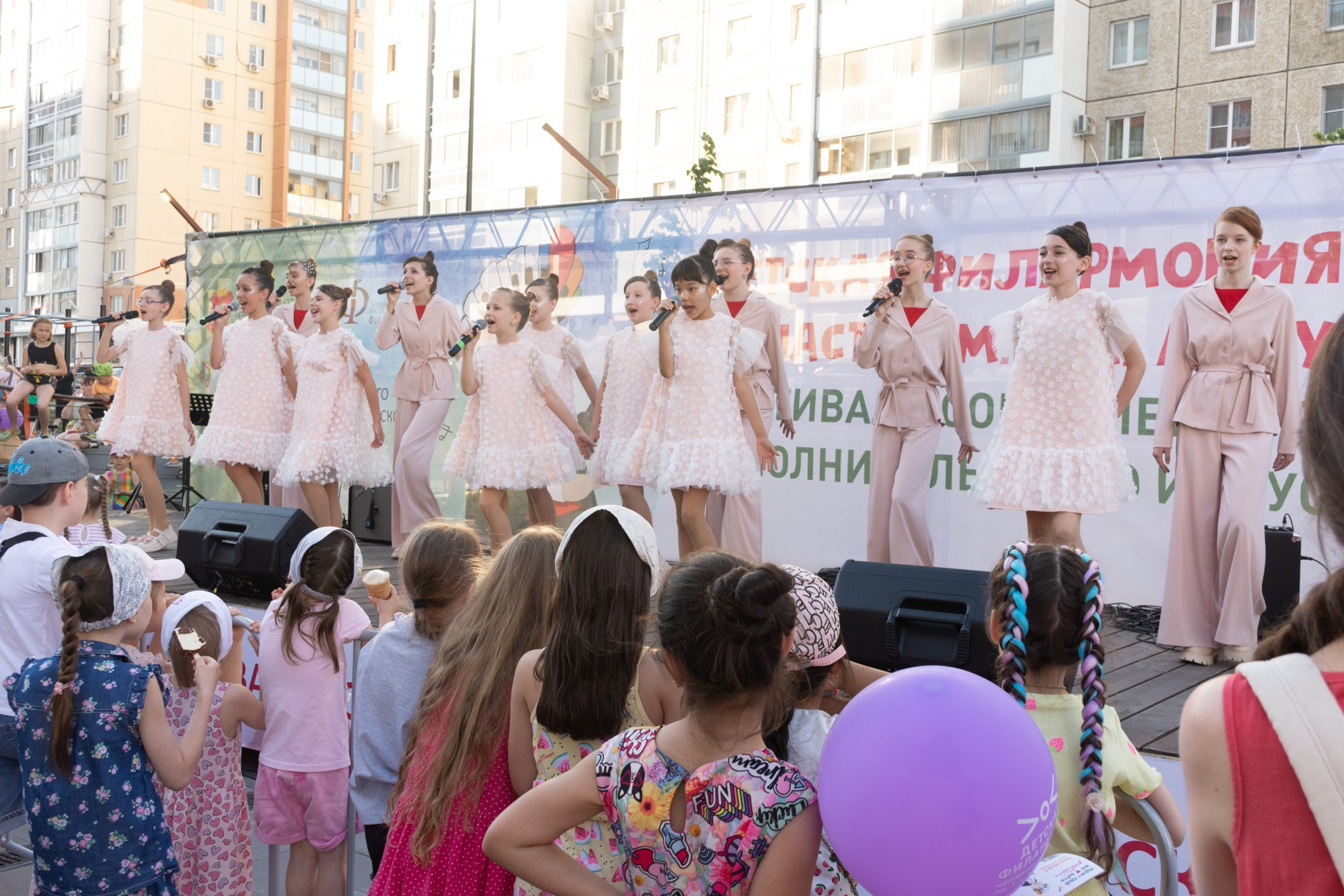 Фестиваль современного исполнительского искусства (Сквер Академ Риверсайд). Фотограф Максим Буряк