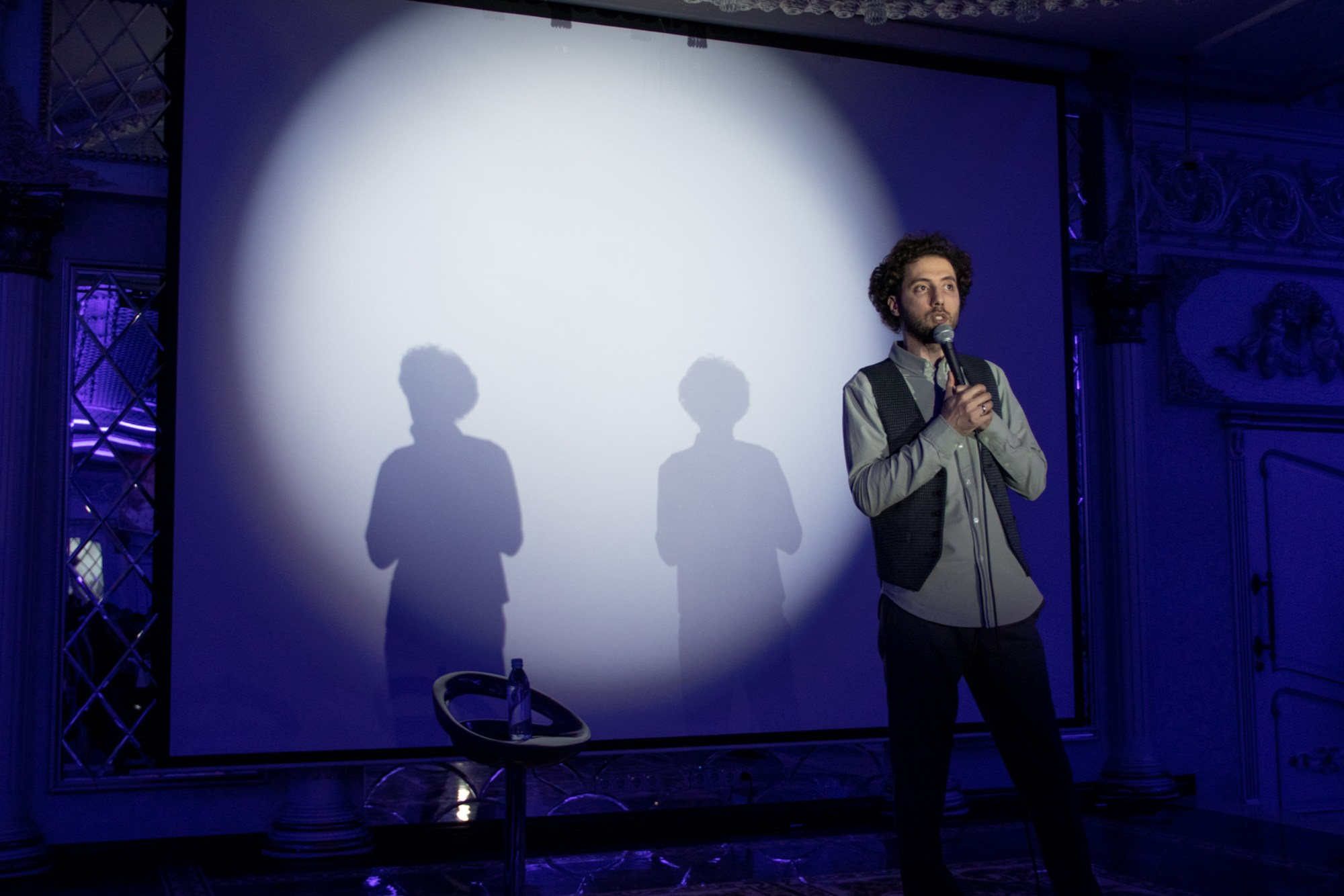 Выступление стендап-комика Дмитрий Романов. Репортажный, промышленный и маркетплейс-фотограф Дмитрий Чернат