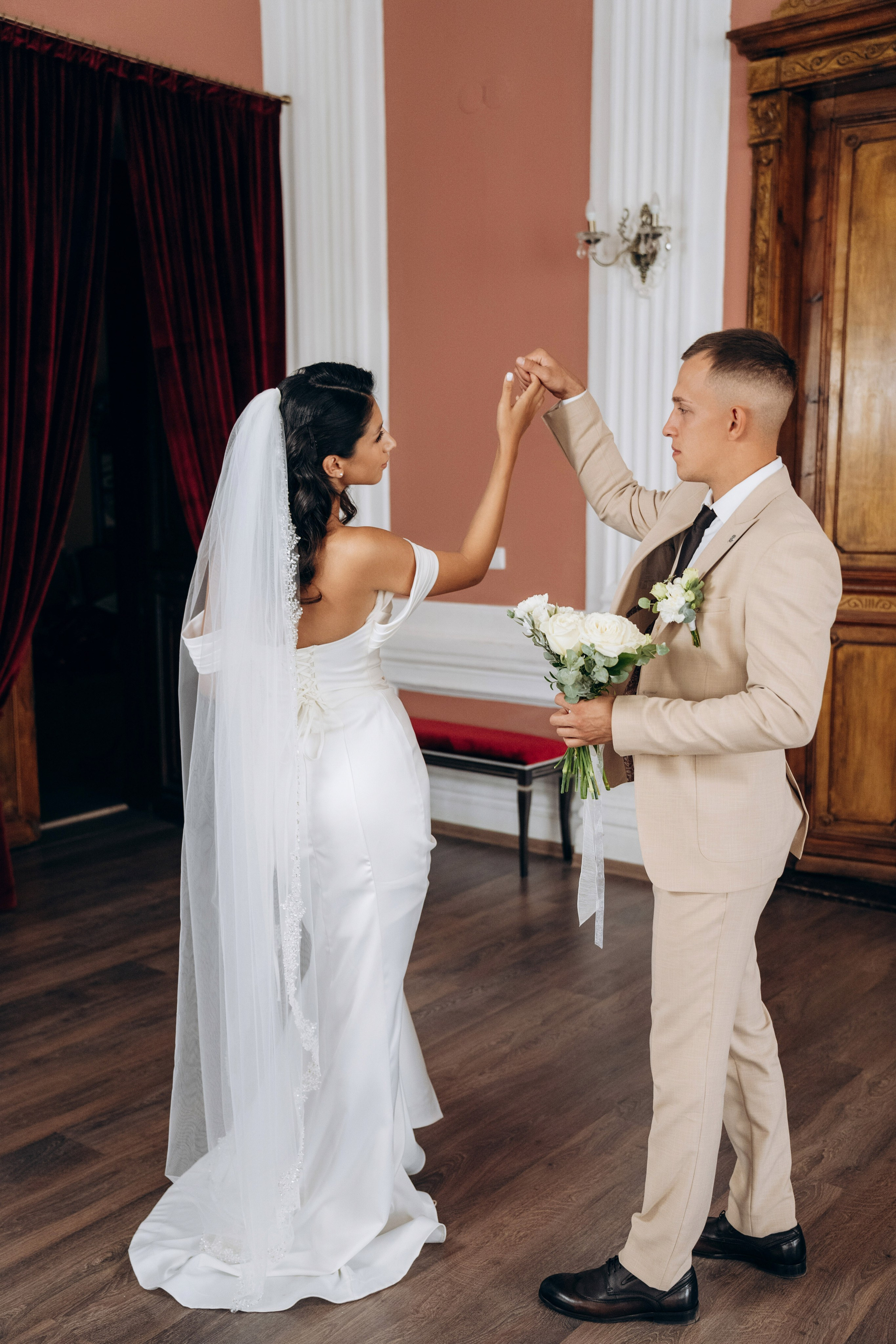 фотограф на свадьбу Казань, свадебная фотосессия театре, свадебное платье со шлейфом