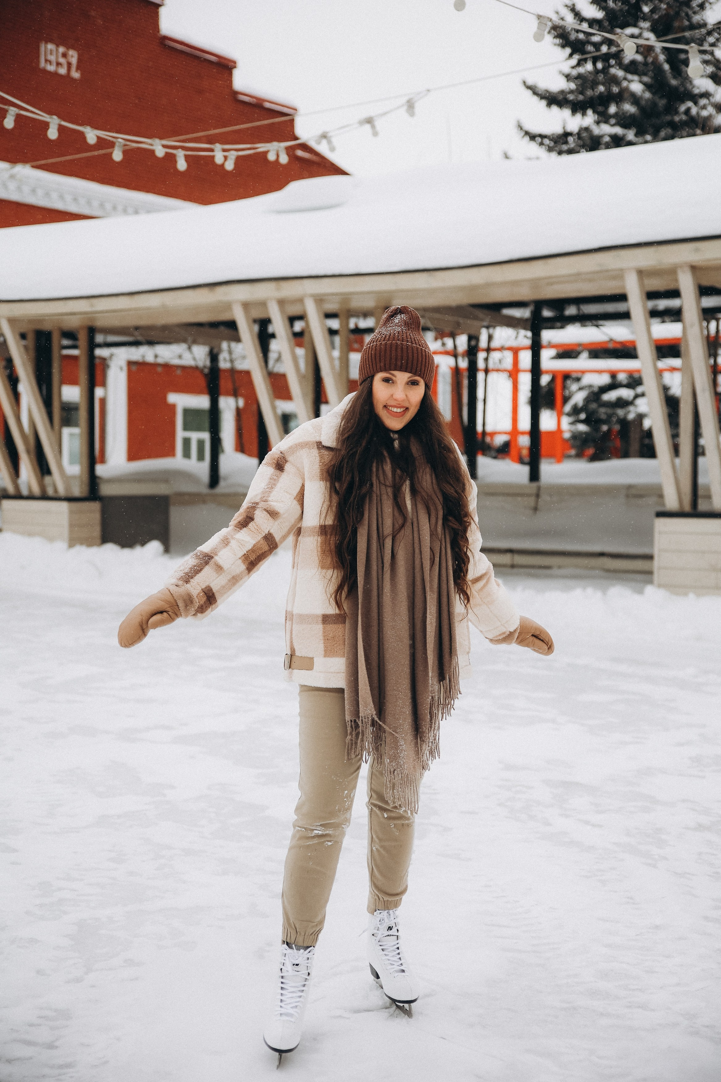 Зимняя фотосессия на катке фотосессия на коньках. Фотограф Владимир Москва