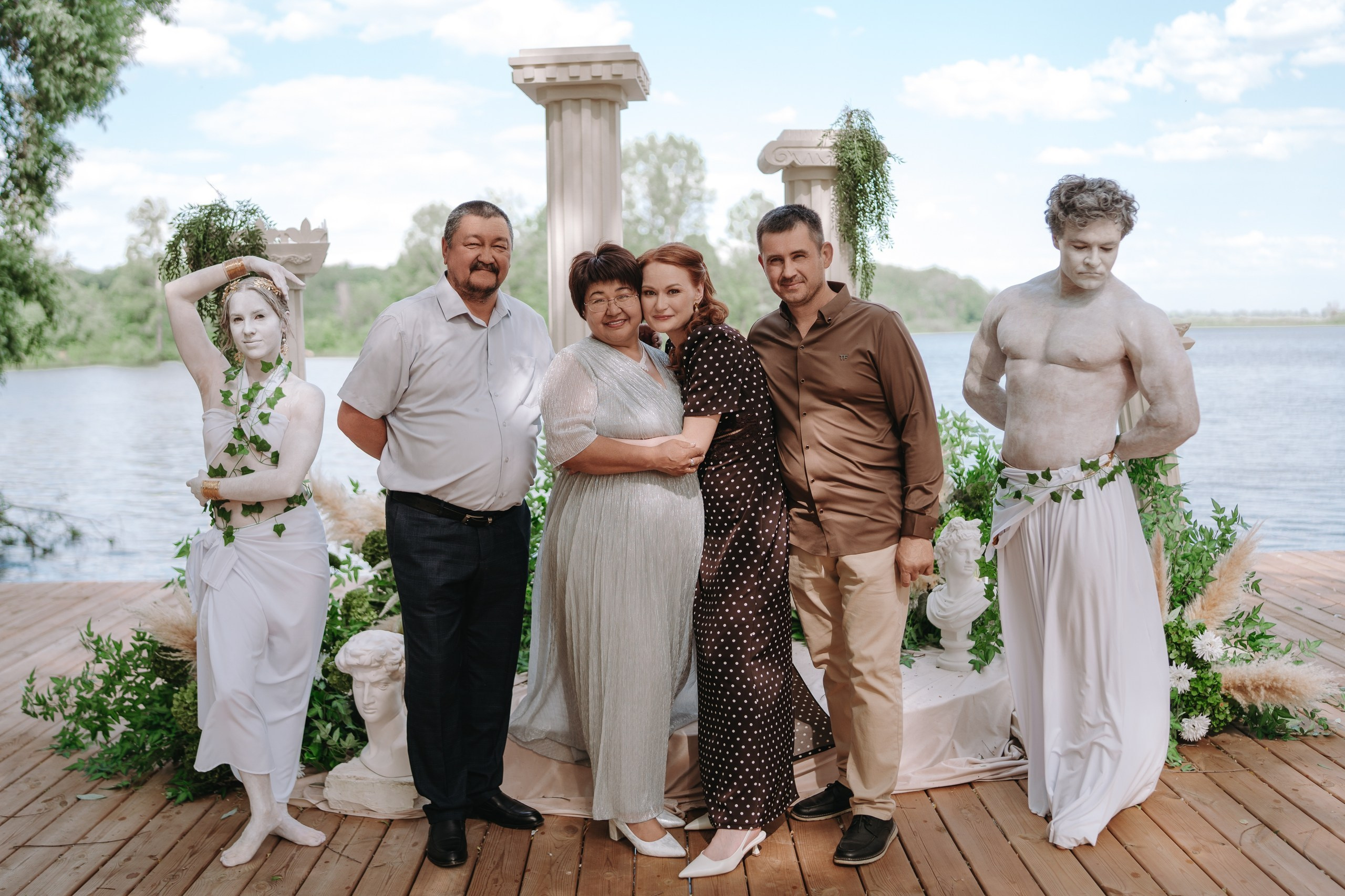 Свадьба в Светоль (Хотим Едим) — фотосессия у Дворца борьбы и выездная регистрация в оранжерее