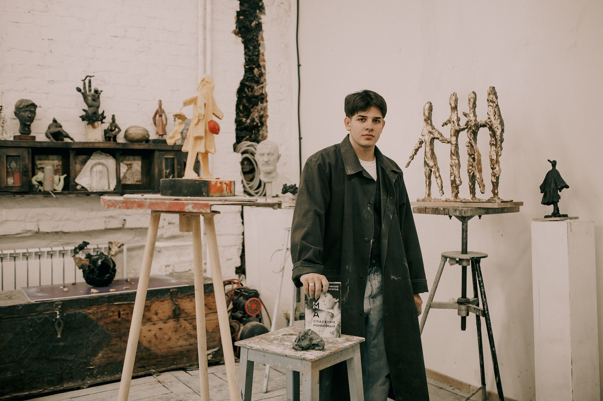 Скульптор Артур Мартиросян в своей мастерской на Кузнецком мосту @martiros.art